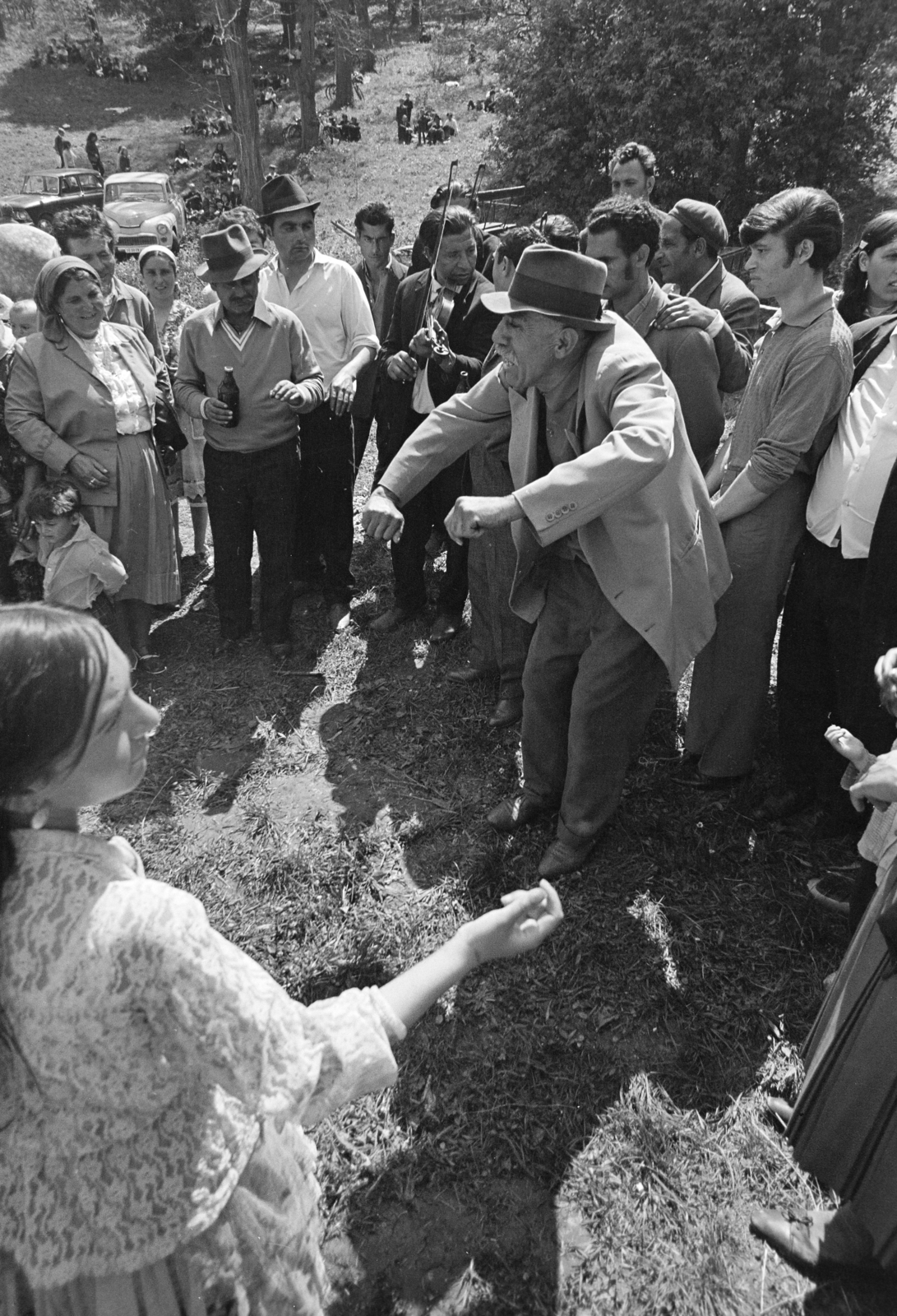 Hungary, Bajót, Péliföldszentkereszt, a felvétel a Szalézi rendház közelében tartott búcsú idején készült., 1970, Székely Balázs, hat, pilgrimage, pilgrimage, singing, beer, partying, dance, Romani dress, Fortepan #256448
