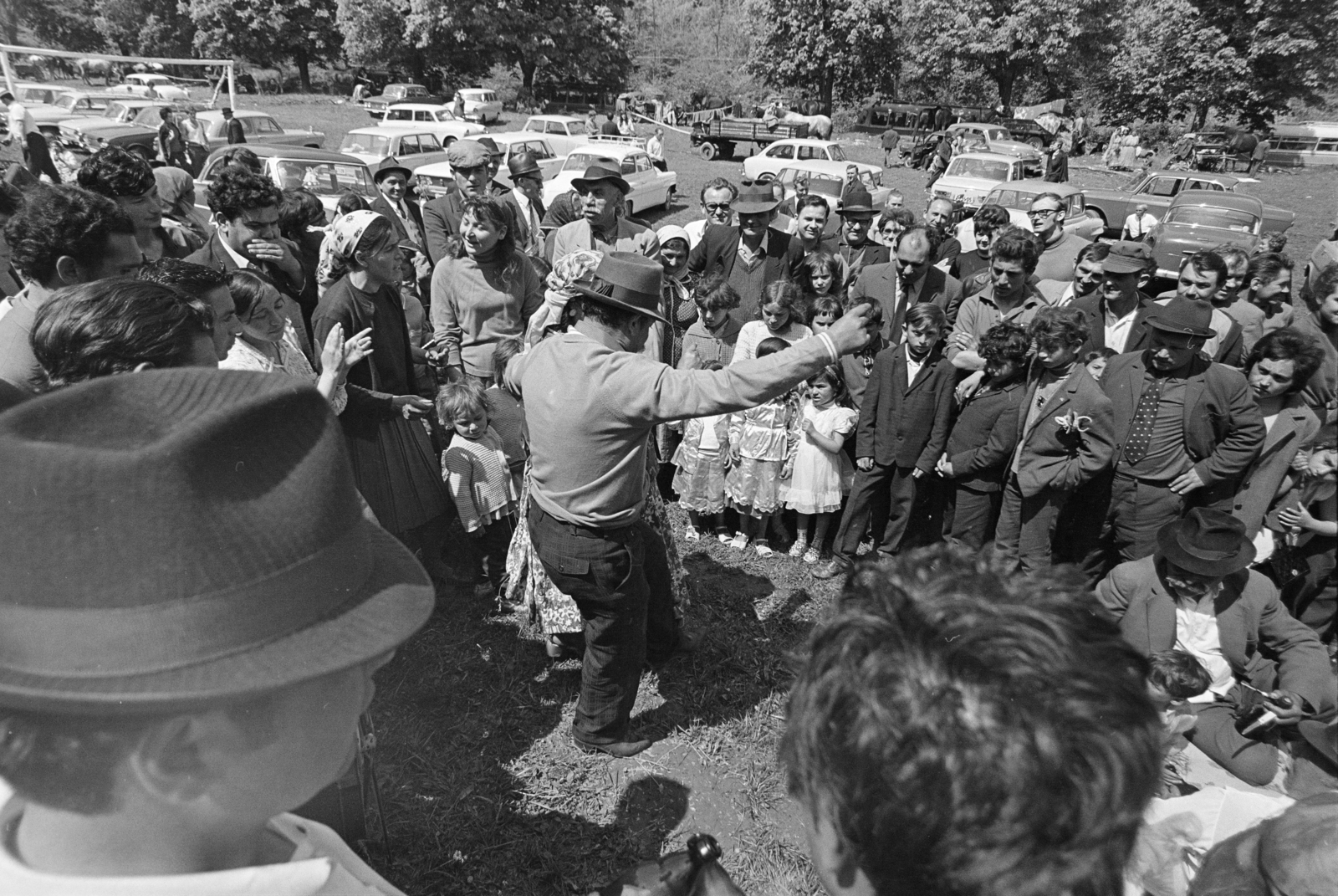 Magyarország, Bajót, Péliföldszentkereszt, a felvétel a Szalézi rendház közelében tartott búcsú idején készült., 1970, Székely Balázs, zarándokhely, zarándoklat, éneklés, lovaskocsi, kalap, bajusz, pipa, taps, mulatság, parkoló, tánc, roma népviselet, Fortepan #256450