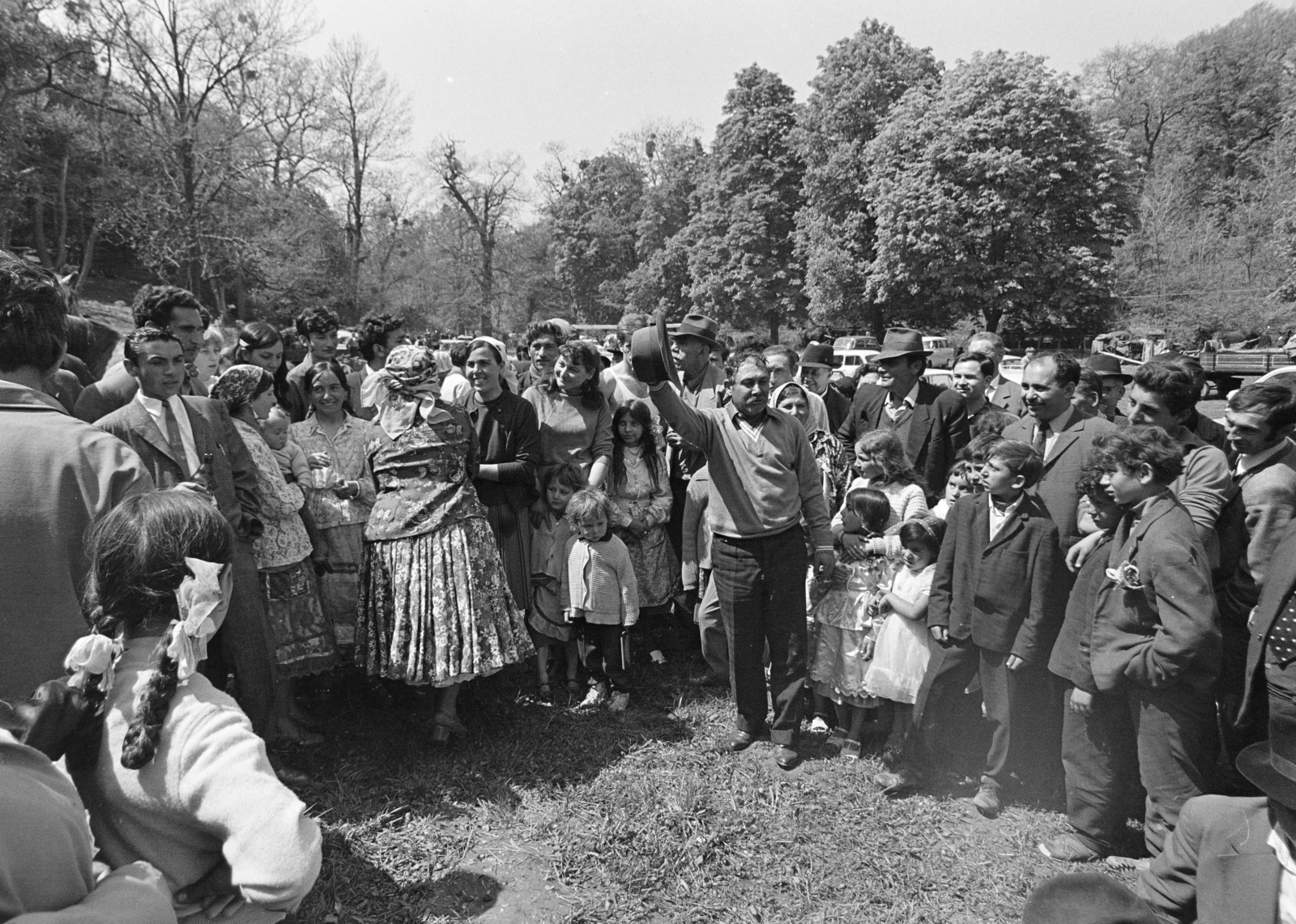 Hungary, Bajót, Péliföldszentkereszt, a felvétel a Szalézi rendház közelében tartott búcsú idején készült., 1970, Székely Balázs, pilgrimage, pilgrimage, hat, Romani dress, hairdo, Fortepan #256453