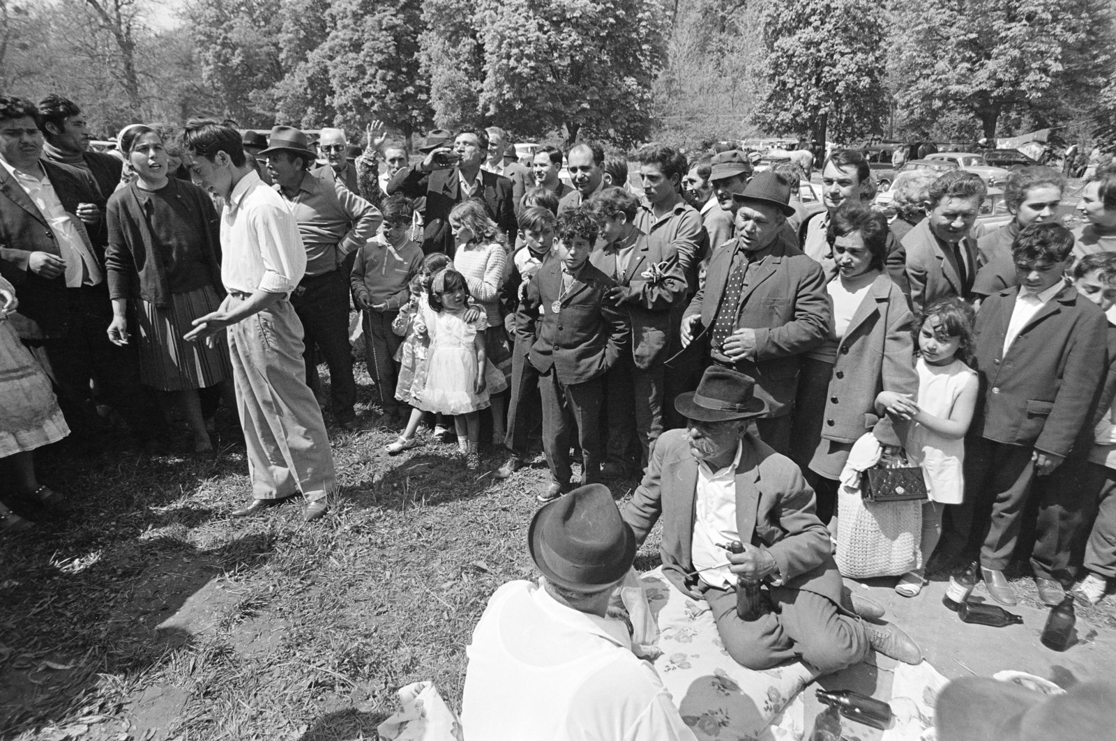 Hungary, Bajót, Péliföldszentkereszt, a felvétel a Szalézi rendház közelében tartott búcsú idején készült., 1970, Székely Balázs, pilgrimage, pilgrimage, singing, beer, hat, moustache, pipe, Romani dress, Fortepan #256455