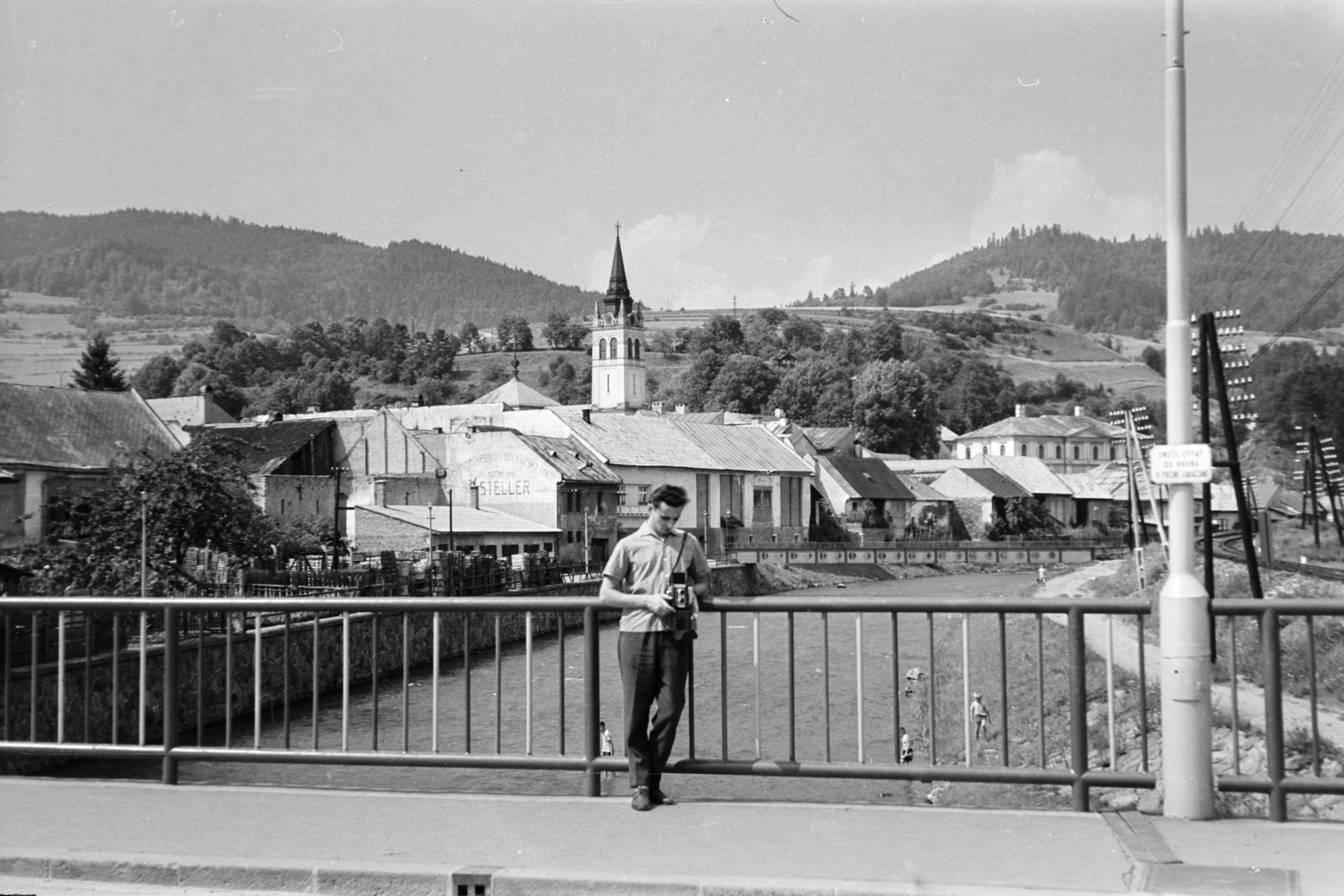 Szlovákia, Breznóbánya, Garam folyó, háttérben az evangélikus templom., 1966, Széky, Fortepan #256467