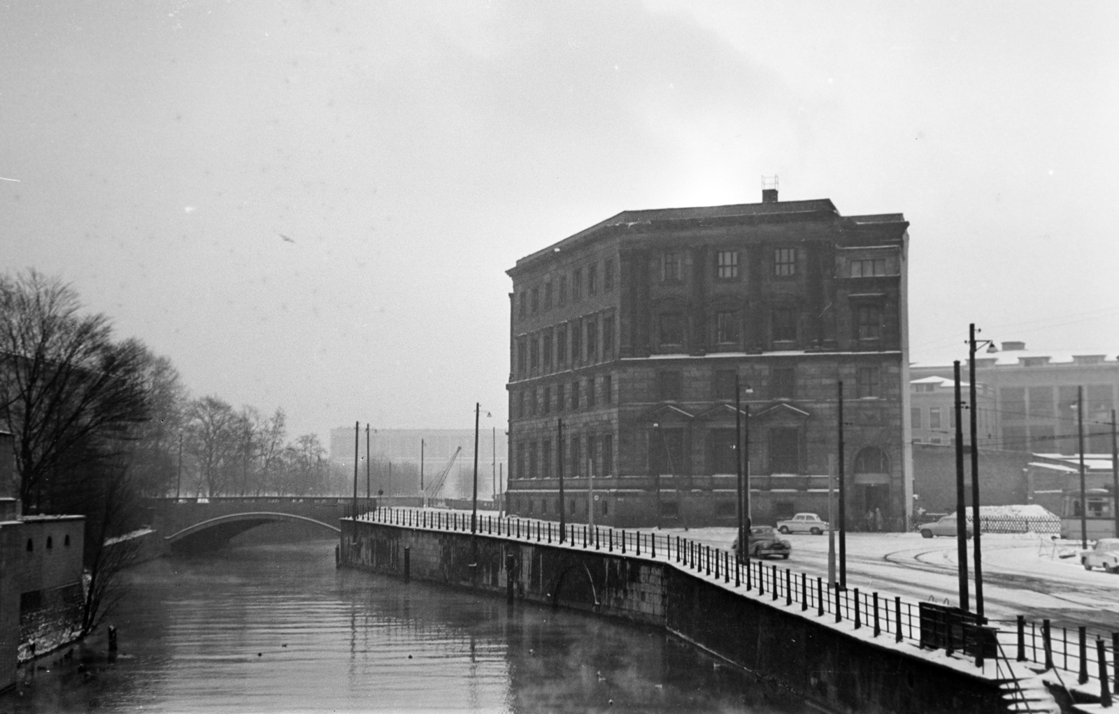 Németország, Berlin, Kelet-Berlin, az Eiserne Brücke és az Am Kupfergraben a Pergamon Múzeumhoz vezető hídról nézve., 1966, Széky, NDK, Fortepan #256471