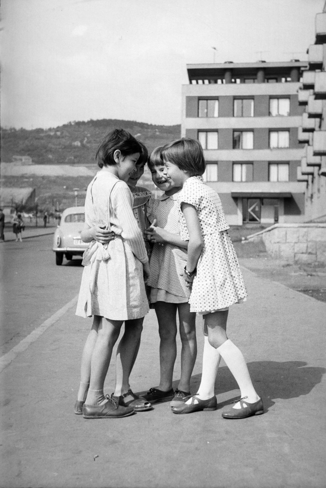 Hungary, Óbuda, Budapest III., Kísérleti lakótelep, a Gyenes utca a Bécsi út felé nézve., 1963, Széky, Budapest, girls, blocks, Fortepan #256475