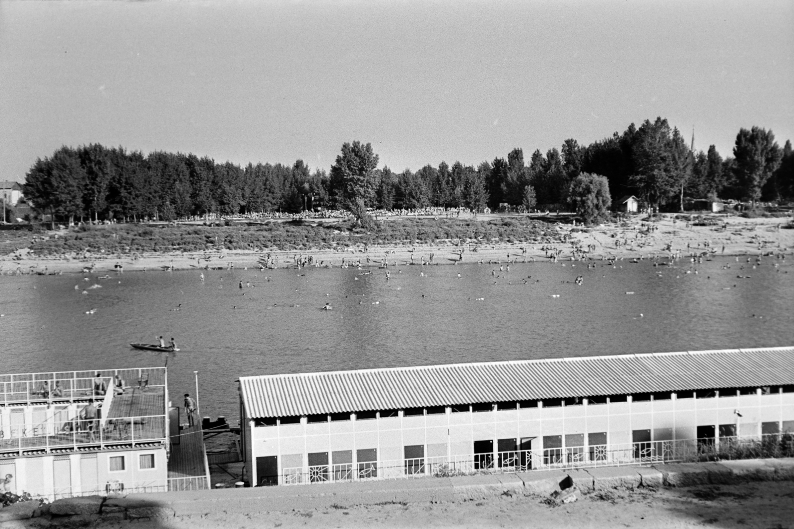 Magyarország, Szeged, Tisza-part, előtérben a Béke úszóház, ekkor még "garage". Szemben a Partfürdő., 1963, Széky, Fortepan #256492