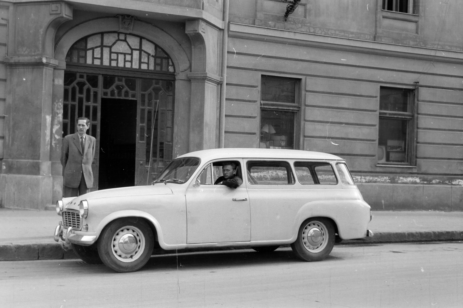 Hungary, Székesfehérvár, a személygépkocsi a Koronázó (Szabadság) tér 4. számú ház előtt áll., 1963, Közösségi Szociális Szövetkezet, Skoda-brand, Fortepan #256502