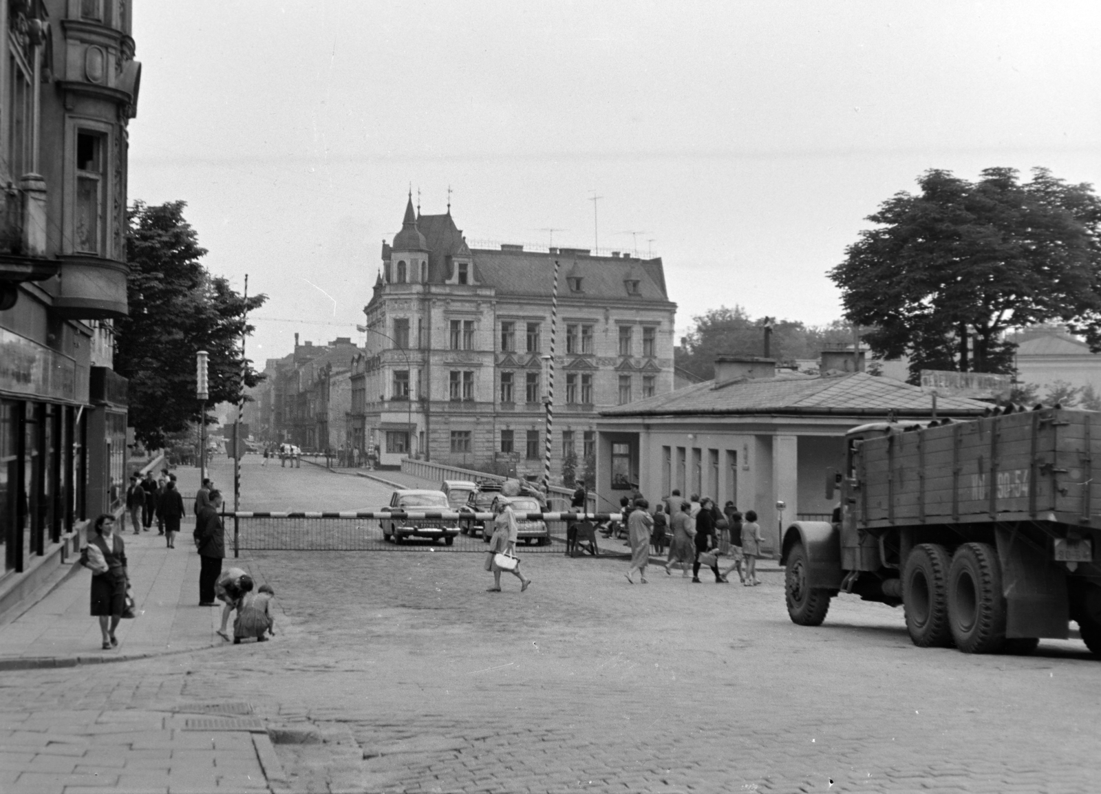 Poland,Czech Republik, Cieszyn,Český Těšín, határátkelő, az Olza folyó feletti Most Przyjaźni (Barátság híd) az ulica Zamkowa felől a cseh oldalon lévő ulice Hlavní třída felé., 1961, Közösségi Szociális Szövetkezet, street view, barrier, commercial vehicle, Fortepan #256516