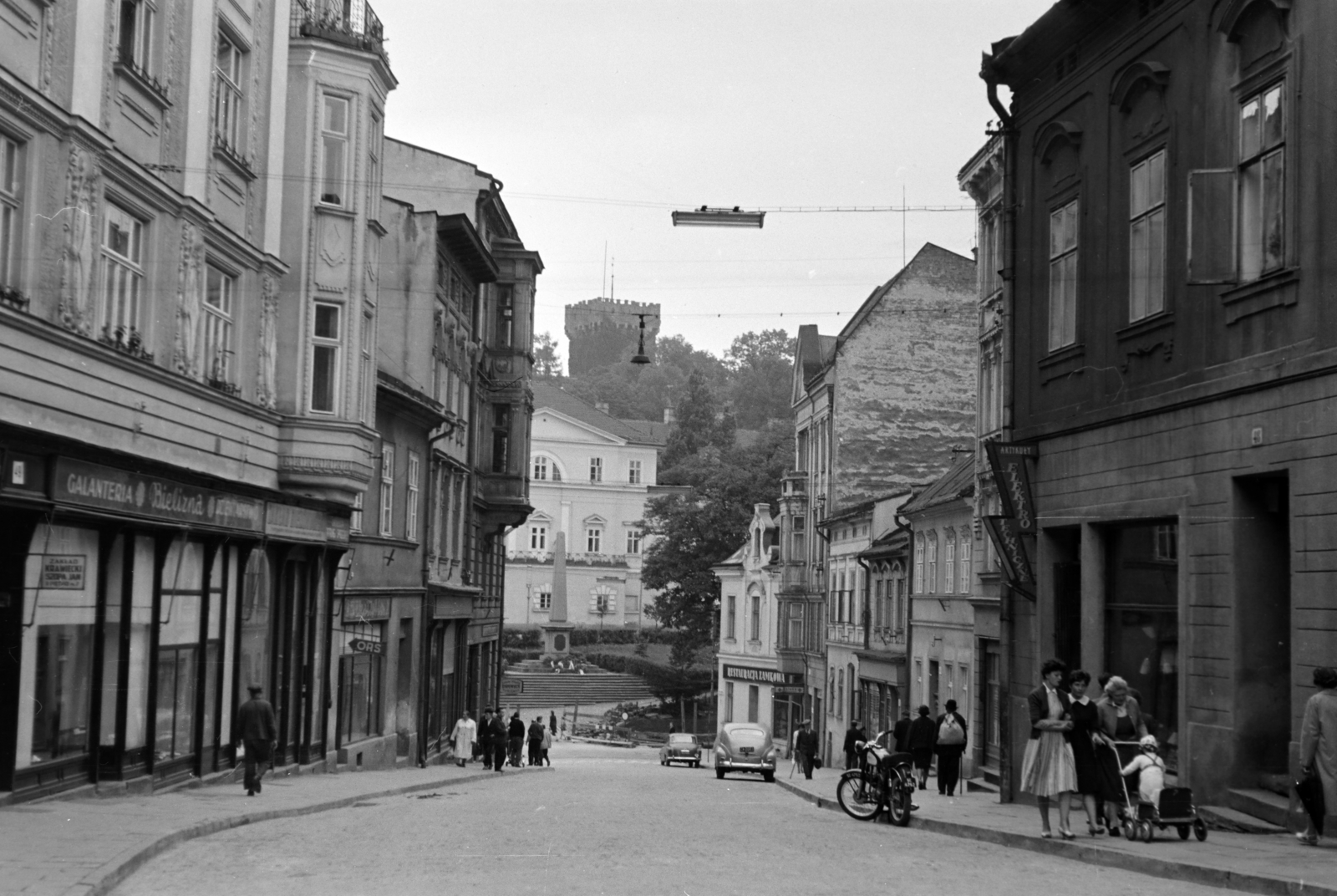Lengyelország, Cieszyn, ulica Głęboka, háttérben a gótikus vártorony, a "Piast torony"., 1961, Közösségi Szociális Szövetkezet, utcakép, vártorony, Fortepan #256517