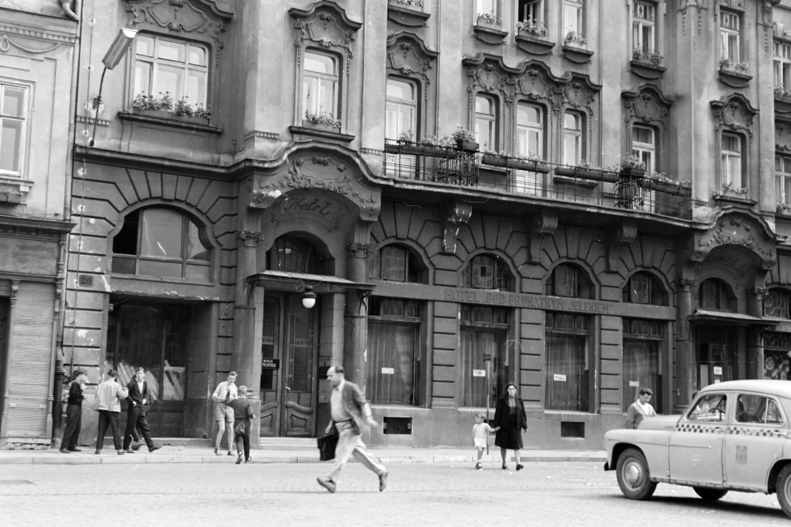 Lengyelország, Cieszyn, Rynek, Hotel "Pod Brunatnym Jeleniem"., 1961, Közösségi Szociális Szövetkezet, szálloda, taxi, Fortepan #256518