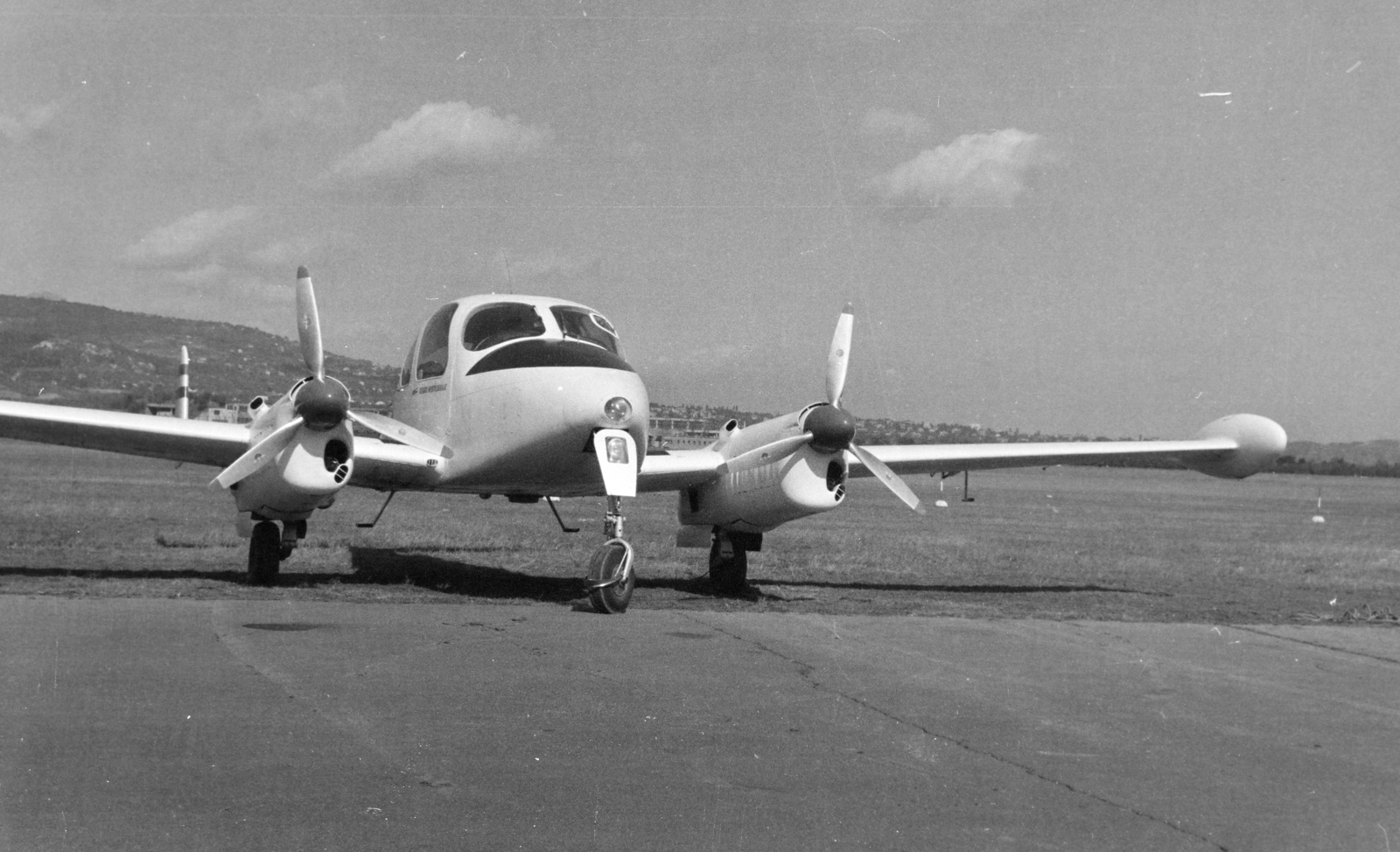 Hungary, Budaörs Airport, Budapest XI., az Országos Mentőszolgálat Morava L-200D típusú repülője., 1964, Közösségi Szociális Szövetkezet, Budapest, airplane, Fortepan #256520