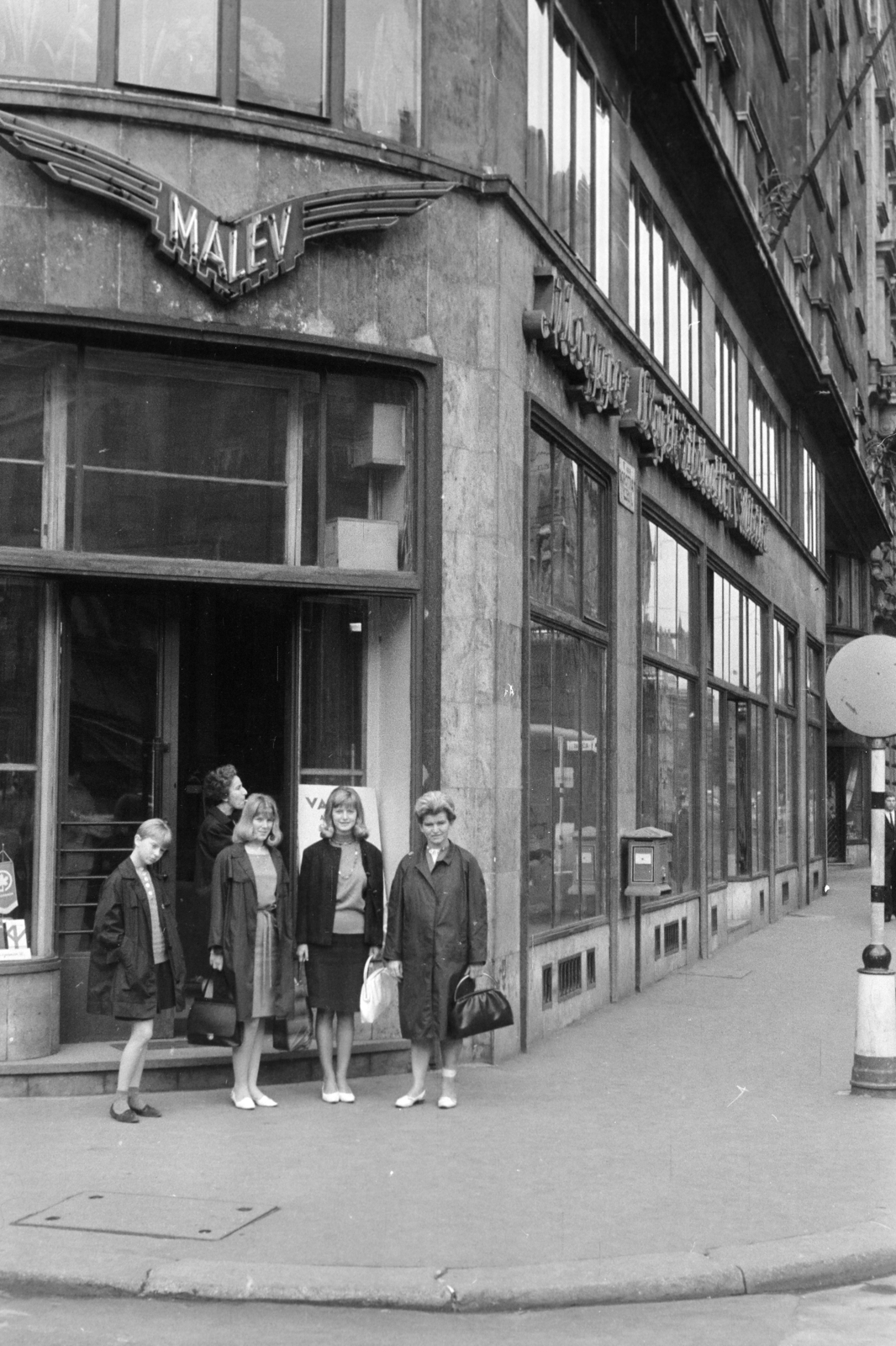 Magyarország, Budapest V., Dorottya utca - Vigadó utca sarok, a felvétel a MALÉV jegyirodája előtt készült., 1960, Közösségi Szociális Szövetkezet, Budapest, MALÉV légitársaság, jegyiroda, Fortepan #256528