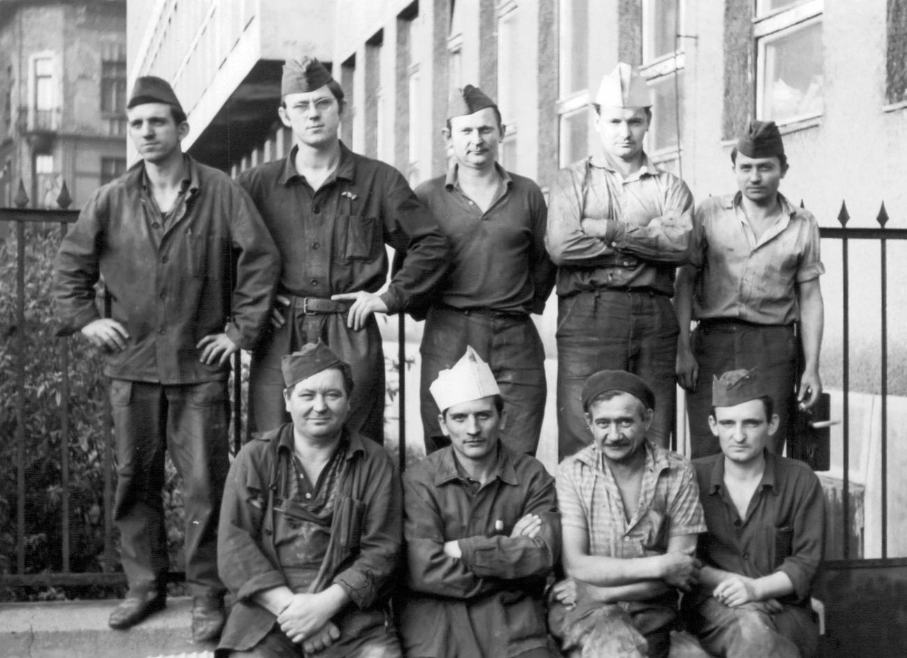 Magyarország, Budapest IX., Thaly Kálmán utca - Tűzoltó utca sarok, a Labor Műszer Ipari Művek épülete., 1969, Ferencvárosi Helytörténeti Gyűjtemény, csoportkép, Budapest, csípőre tett kéz, karba tett kéz, Fortepan #25653