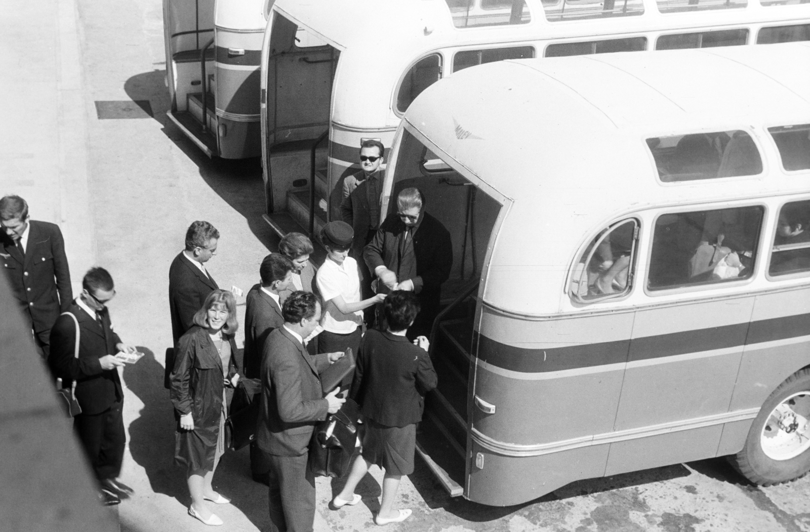 Magyarország, Ferihegyi (ma Liszt Ferenc) repülőtér, Budapest XVIII., 1960, Közösségi Szociális Szövetkezet, MALÉV légitársaság, repülőtér, autóbusz, Budapest, Fortepan #256530