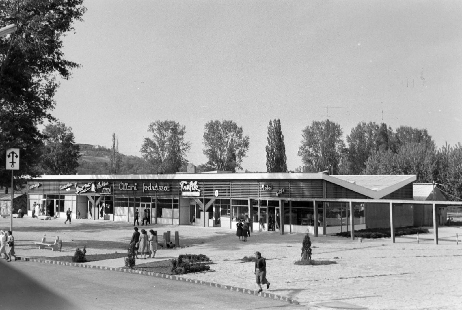 Magyarország,Balaton, Tihany, rév, üzletsor., 1963, Közösségi Szociális Szövetkezet, üzletsor, fodrászat, trafik, Fortepan #256534