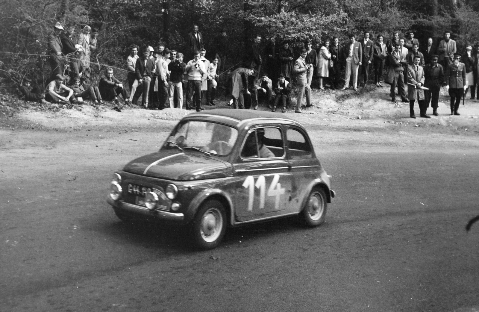Magyarország, Budapest III., Hármashatárhegyi út, a München-Wien-Budapest Rallye mezőnyének gyorsasági versenye május 2-án., 1964, Közösségi Szociális Szövetkezet, Budapest, rajtszám, bámészkodás, automobil, Fortepan #256538