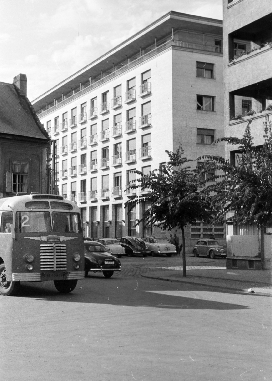 Szlovákia, Pozsony, Duna-part (Rázusovo nábrežie), középen a Hotel Devin., 1960, Közösségi Szociális Szövetkezet, Ikarus 30, Fortepan #256541