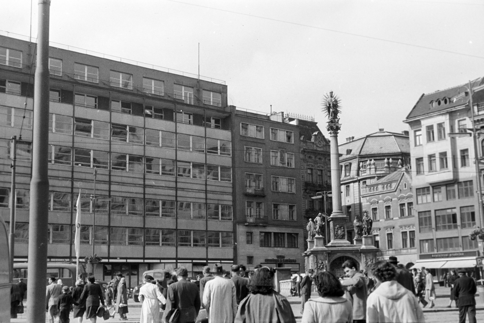 Csehország, Brno, náměstí Svobody, Pestisoszlop / Mária-oszlop (Morový sloup / Mariánský sloup)., 1960, Közösségi Szociális Szövetkezet, Mária oszlop, Fortepan #256542