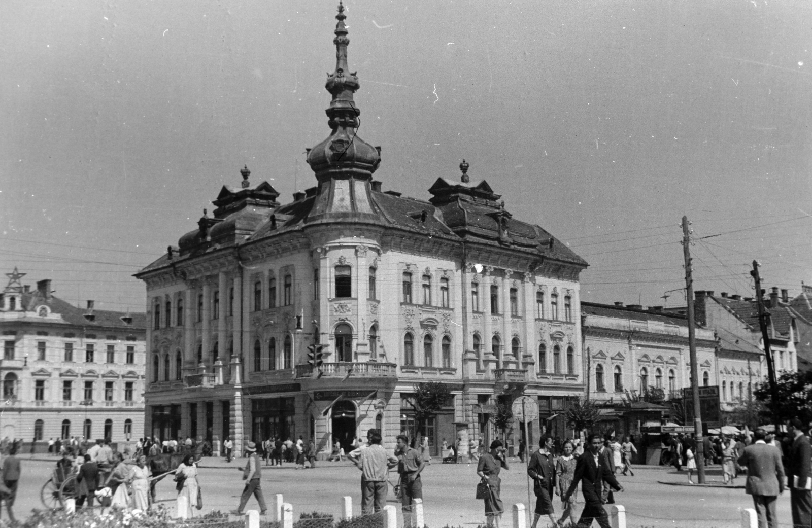 Románia,Erdély, Kolozsvár, Wesselényi Miklós utca (Strada Regele Ferdinand, ekkor Strada Dózsa György) jobbra a Széchenyi tér (Piata Mihai Viteazul), a sarkon a Babos-palota., 1958, Közösségi Szociális Szövetkezet, középület, utcakép, torony, járókelő, tér, Fortepan #256543