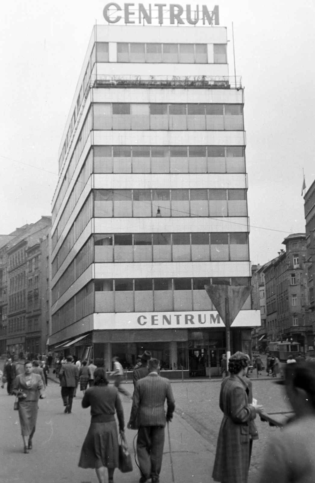 Csehország, Brno, Malinovského náměstí, szemben a Centrum áruház (eredetileg Bata áruház, épült 1930-31)., 1960, Közösségi Szociális Szövetkezet, modern építészet, Fortepan #256545