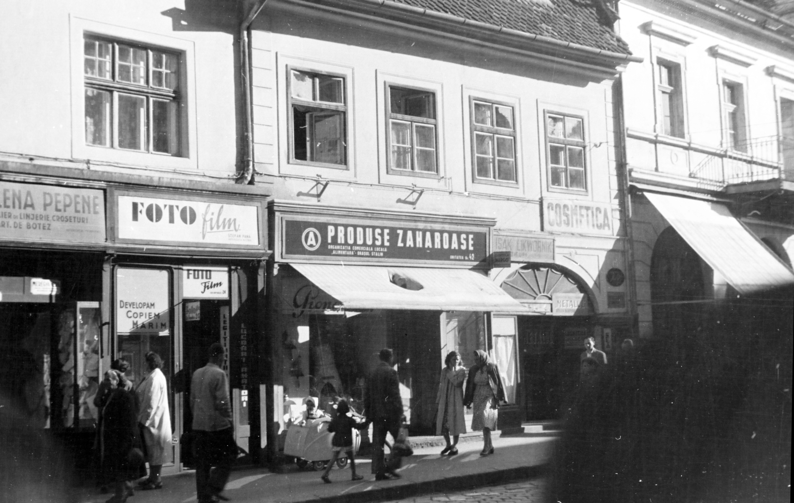 Romania,Transylvania, Brașov, Kapu utca (Strada Republicii), középen a 22-es számú ház., 1958, Közösségi Szociális Szövetkezet, camera store, cosmetics, baby carriage, Fortepan #256548