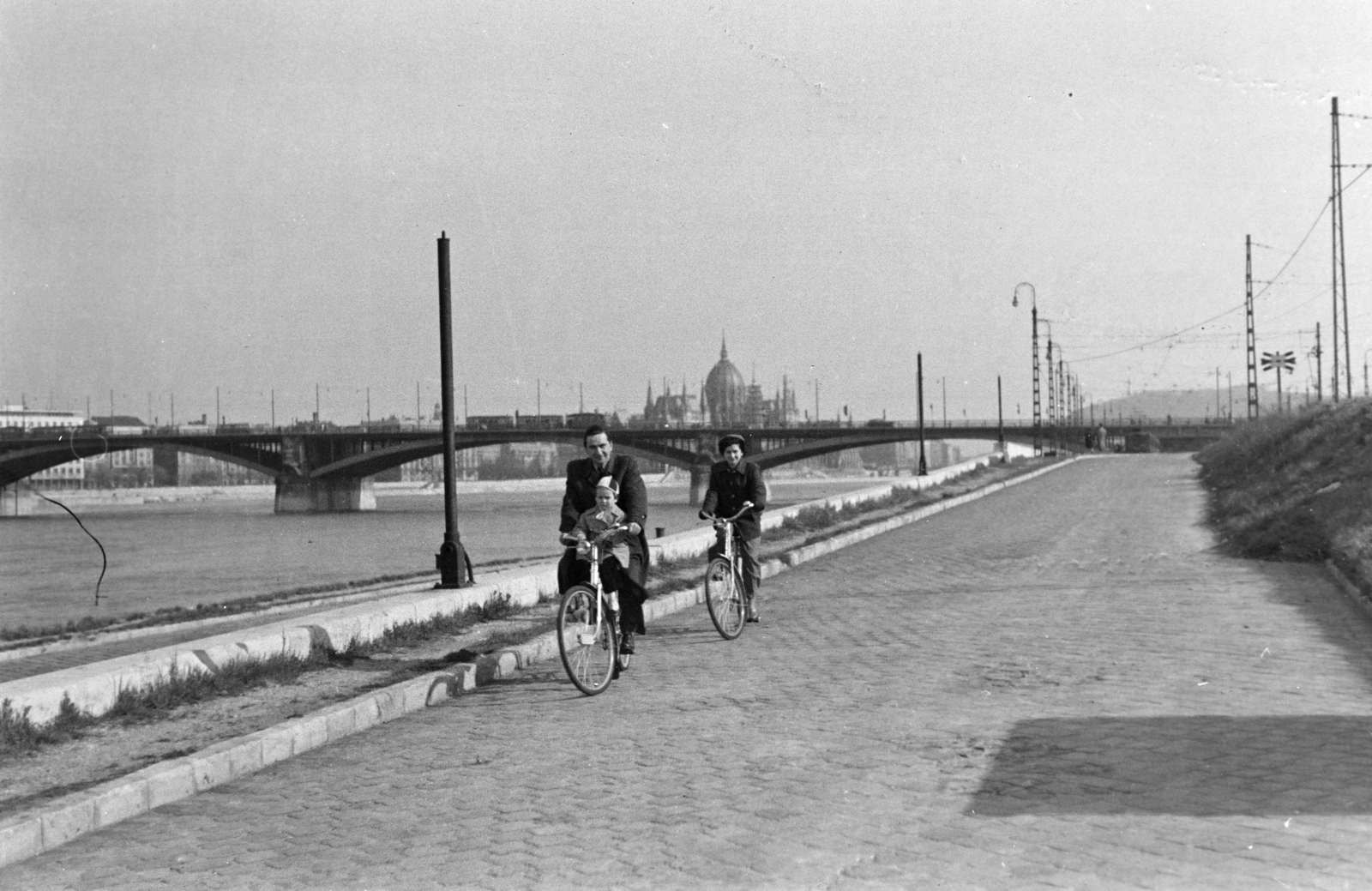 Hungary, Budapest II.,Budapest V., lehajtó a Lukács fürdőnél az Árpád fejedelem útjáról az Újlaki rakpartra, háttérben a Margit híd és a Parlament., 1957, Közösségi Szociális Szövetkezet, Budapest, family, bicycle, Fortepan #256550