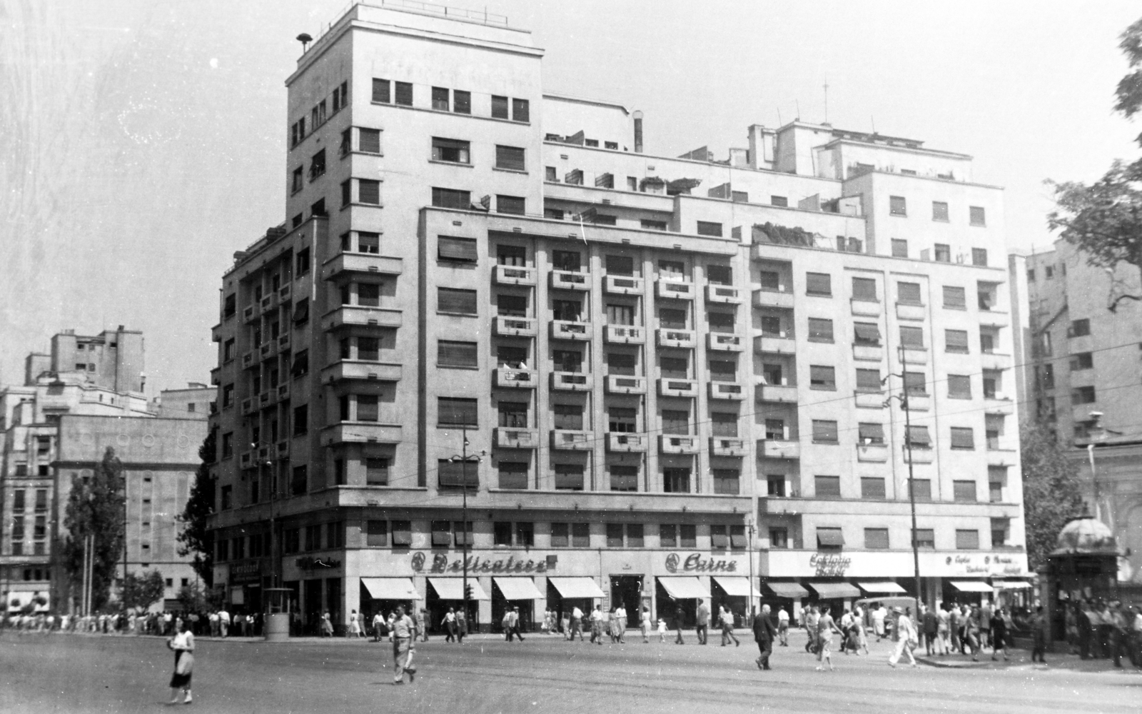 Romania, Bucharest, Bulevardul Nicolae Bălcescu, jobbra a Strada Batiștei. Szemben az egykori “Creditul Minier” (Bányászati Hitelintézet) épülete., 1958, Közösségi Szociális Szövetkezet, street view, modern architecture, pedestrian, Fortepan #256552