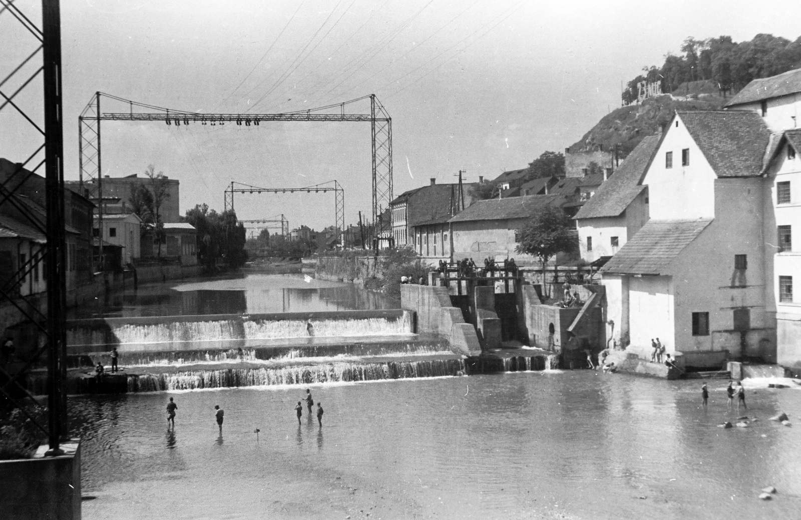 Romania,Transylvania, Cluj-Napoca, a Szamos folyó a Horea hídról az Erzsébet híd felé nézve., 1958, Közösségi Szociális Szövetkezet, house, water fall, Fortepan #256553