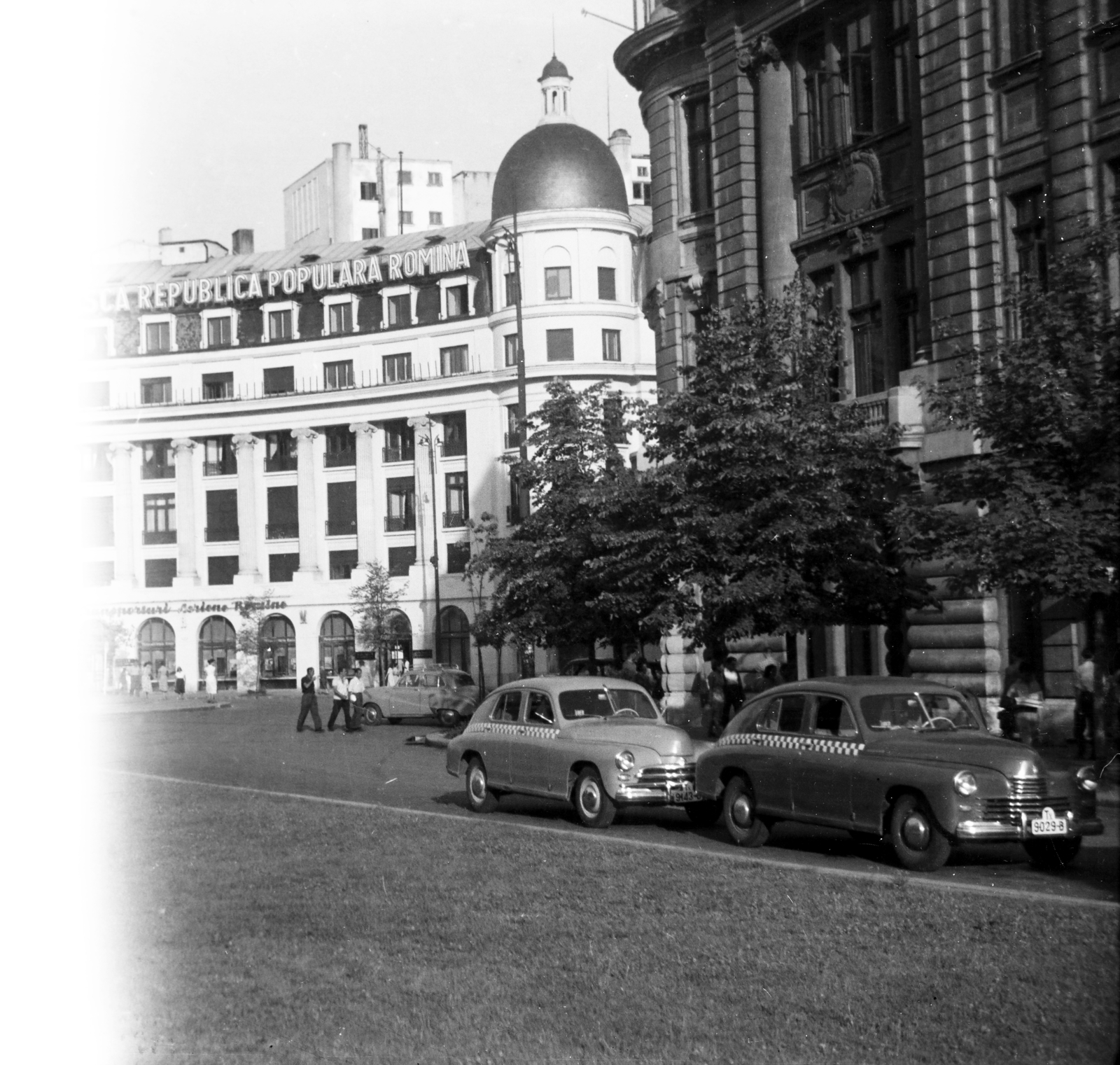 Romania, Bucharest, Egyetem tér (Piata Universităţii)., 1958, Közösségi Szociális Szövetkezet, automobile, photo aspect ratio: square, Romanian sign, taxicab, Fortepan #256558