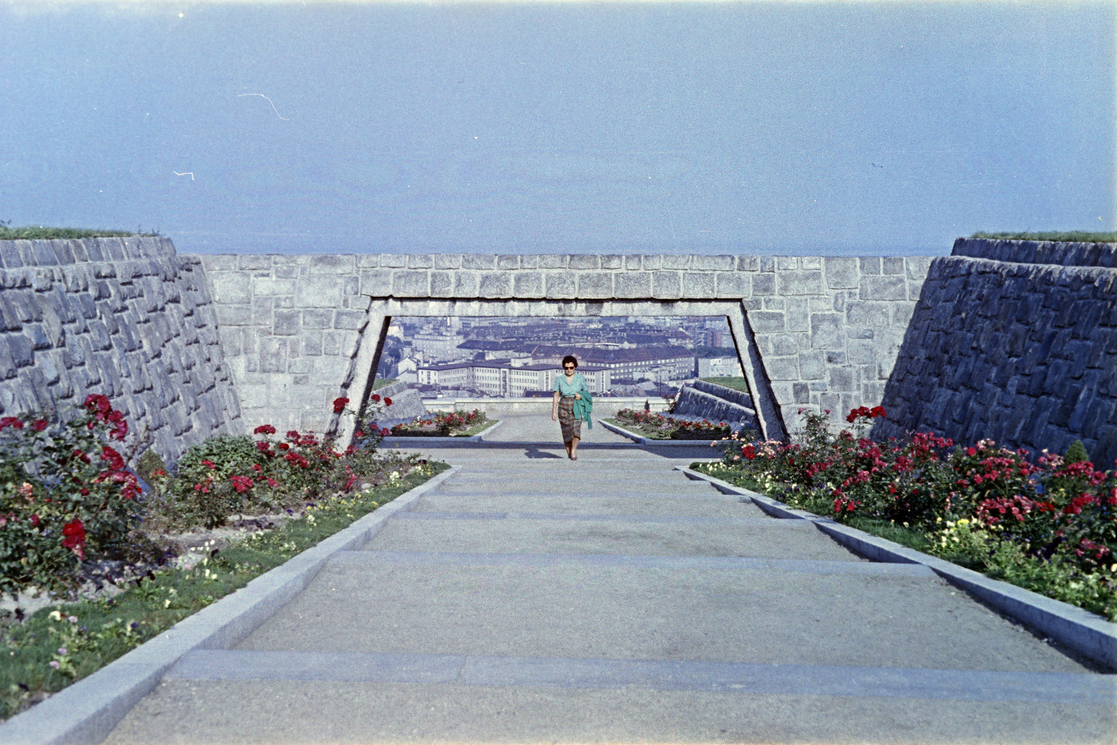 Szlovákia, Pozsony, a felvétel Slavín-emlékműnél készült., 1960, Közösségi Szociális Szövetkezet, színes, virágágyás, Fortepan #256571