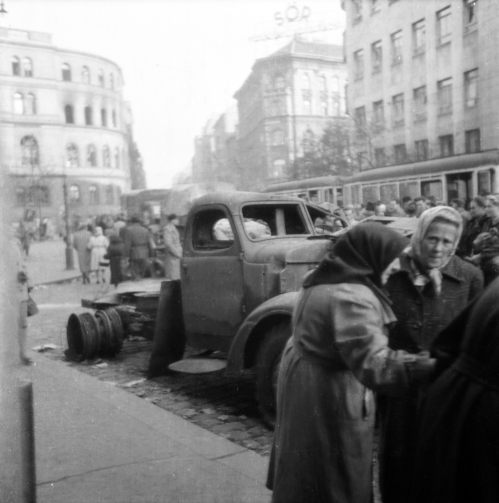 Hungary, Budapest VIII., Blaha Lujza tér, a felvétel a Nemzeti Színház mellett készült, háttérben a Népszínház utca torkolata a József körútnál., 1956, Tildy Istvánné, wreck, photo aspect ratio: square, tram, intersection, Budapest, Fortepan #256580