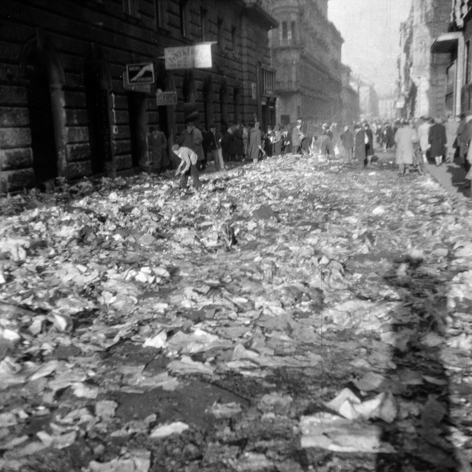 Hungary, Budapest VI., Dohnányi Ernő (Szófia) utca, elégetett könyvek a Teréz (Lenin) körút sarkán álló Horizont szovjet könyv és zenemű bolt előtt., 1956, Tildy Istvánné, street view, revolution, sign-board, photo aspect ratio: square, paper, photographer, Budapest, Fortepan #256581