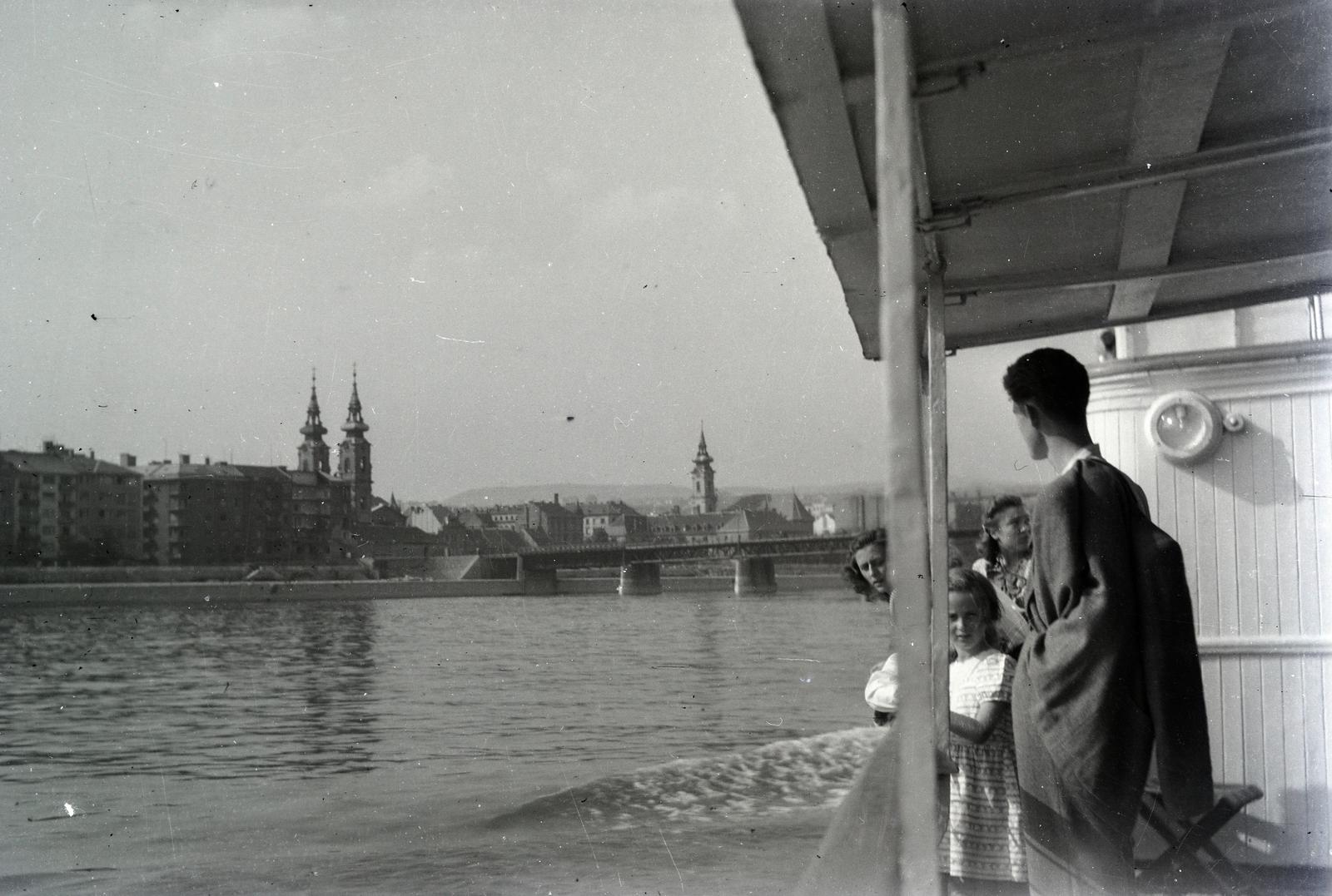 Hungary, Budapest I.,Budapest II., látkép egy, a Dunán közlekedő hajóról. Szemben a Kossuth híd, balra a Batthyány téren Szent Anna-templom, jobbra a a Szent Ferenc sebei-templom., 1954, Tildy Istvánné, steeple, Budapest, Fortepan #256587