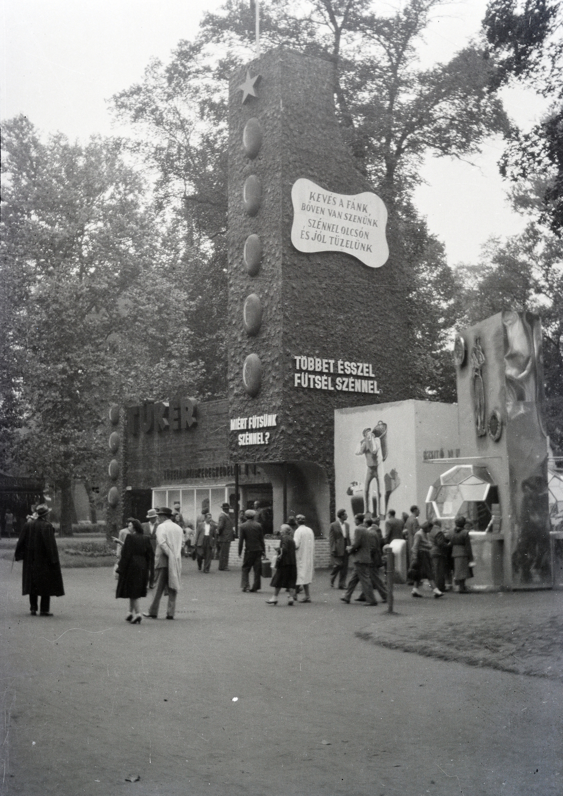 Magyarország, Városliget,Budapesti Nemzetközi Vásár, Budapest XIV., a TÜKER / Tüzelő és Építőanyagkereskedelmi Nemzeti Vállalat pavilonja, ettől jobbra a a Dohányértékesítő Nemzeti Vállalt pavilonjában, a vásár időtartama alatt, a helyszínen gyártott Bajtárs elnevezésű cigarettát árusítják., 1949, Tildy Istvánné, Best of, nemzetközi vásár, Budapest, trafik, Fortepan #256593