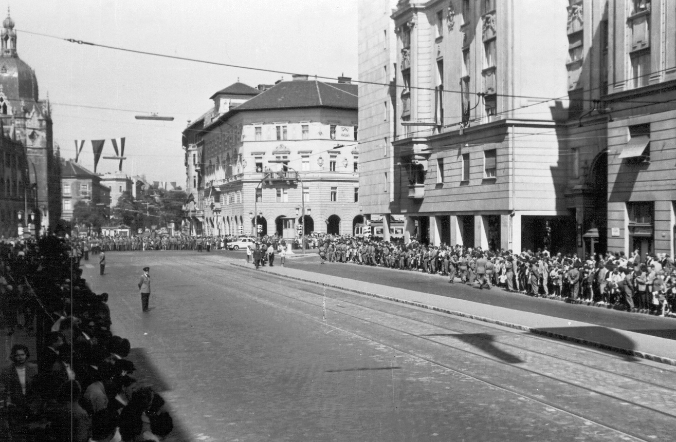 Hungary, Budapest VIII.,Budapest IX., Üllői út a Nagykörúti kereszteződés előtt, Jurij Gagarin fogadása., 1961, Ferencvárosi Helytörténeti Gyűjtemény, mass, Budapest, Fortepan #25660