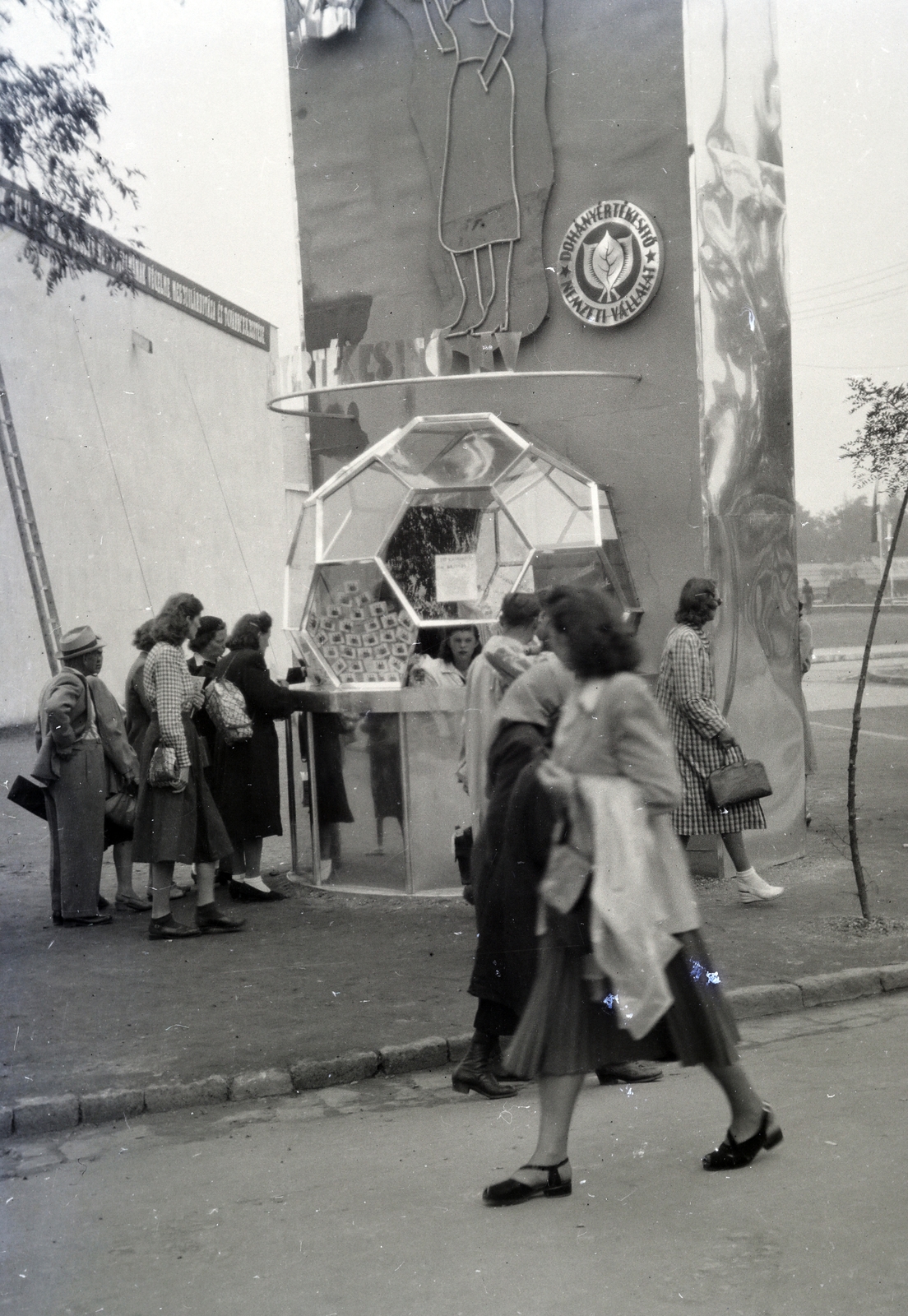 Magyarország, Városliget, Budapest XIV., Budapesti Nemzetközi Őszi Vásár, a Dohányértékesítő Nemzeti Vállalt pavilonjában, a vásár időtartama alatt, a helyszínen gyártott Bajtárs elnevezésű cigarettát árusítják., 1949, Tildy Istvánné, cigaretta, nemzetközi vásár, Dohányértékesítő NV, Budapest, Fortepan #256605