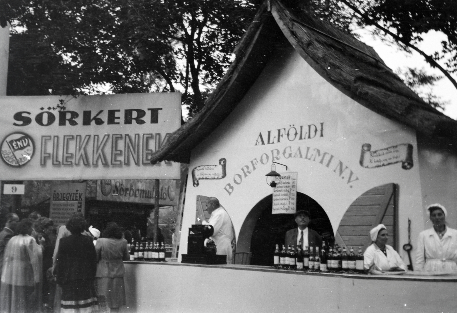 Magyarország, Városliget,Budapesti Nemzetközi Vásár, Budapest XIV., a Sörkert mellett, az Alföldi Borforgalmi Nemzeti Vállalat által forgalmazott borokat árusító pavilon látható., 1949, Tildy Istvánné, borosüveg, reklám, vendéglátás, Budapest, Fortepan #256607