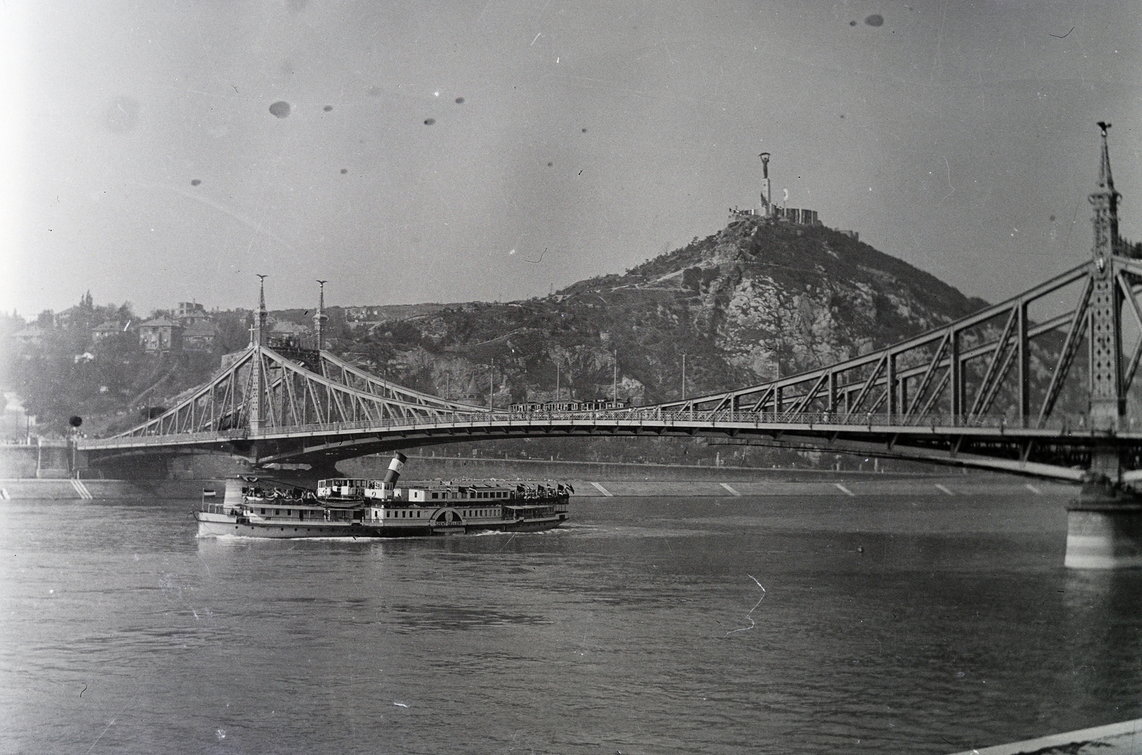 Magyarország, Budapest IX.,Budapest XI., a felvétel a pesti alsó rakparton a Fővám térnél készült. Szemben a Dunán a Szent Gellért lapátkerekes gőzhajó a Szabadság (Ferenc József) hídnál, háttérben a Gellért-hegy, fenn a Citadellánál a Felszabadulási Emlékmű., 1949, Tildy Istvánné, hajó, híd, látkép, hajókémény, folyó, Szőke Tisza I./Táncsics/Szent Gellért hajó, Budapest, Fortepan #256613