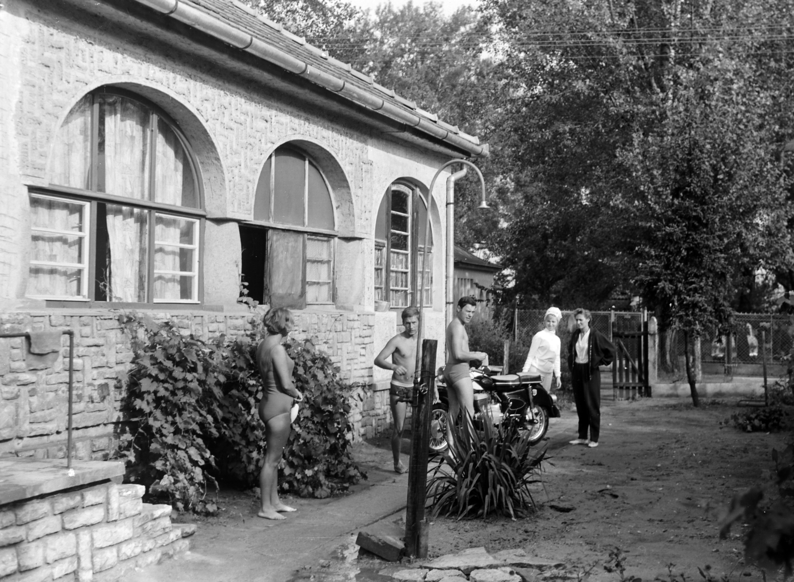 1949, Tildy Istvánné, fürdőruha, fiatalság, üdülőhely, zuhanyozó, Fortepan #256618