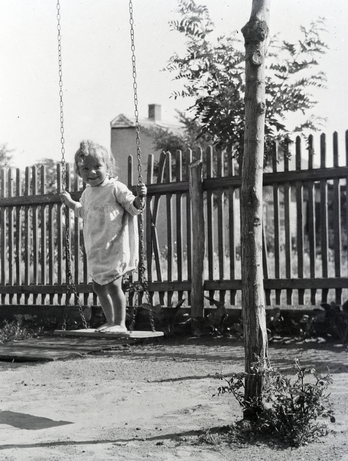 1949, Tildy Istvánné, fence, swing, barefoot, girl, Fortepan #256623