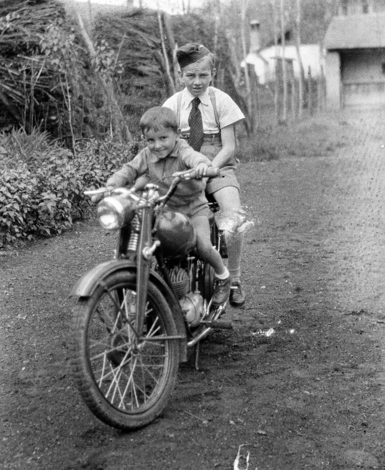 1951, Tildy Istvánné, boys, yard, motorcycle, practice, untitled, Fortepan #256627