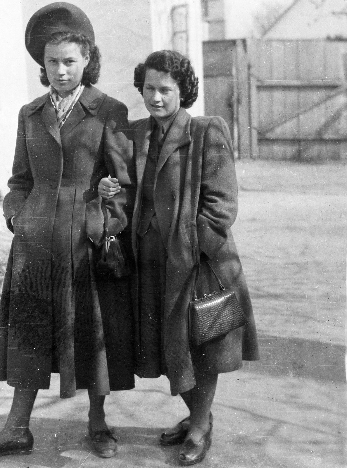 1951, Tildy Istvánné, hands in pockets, hat, coat, handbag, lady, Fortepan #256630