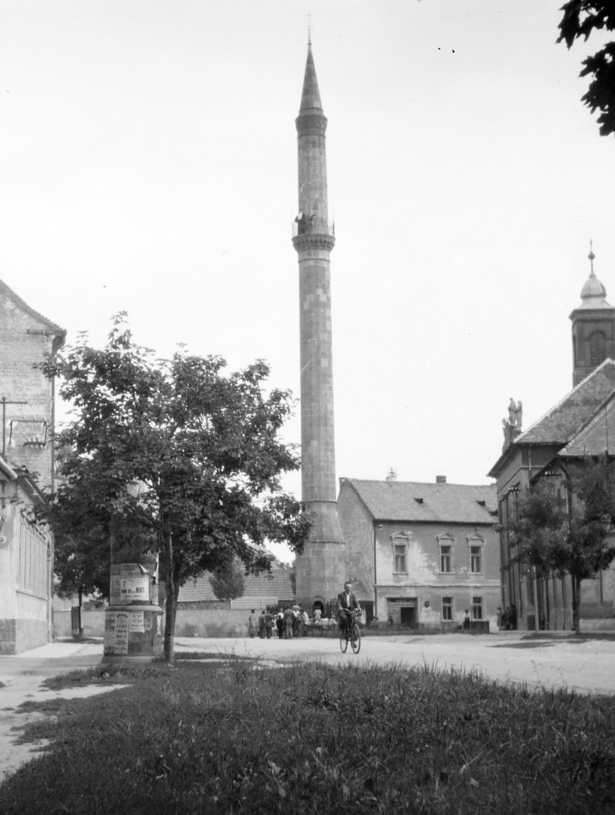 Hungary, Eger, Minaret a Knézich Károly utcából nézve, jobbra a Szent Sebestyén vértanú templom (volt Irgalmasok temploma)., 1951, Tildy Istvánné, church, street view, Fortepan #256636