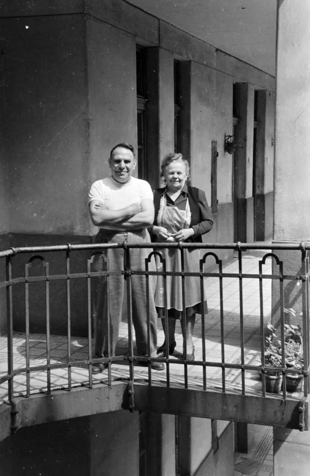 1958, Tildy Istvánné, man and woman, courtyard balcony, Fortepan #256640