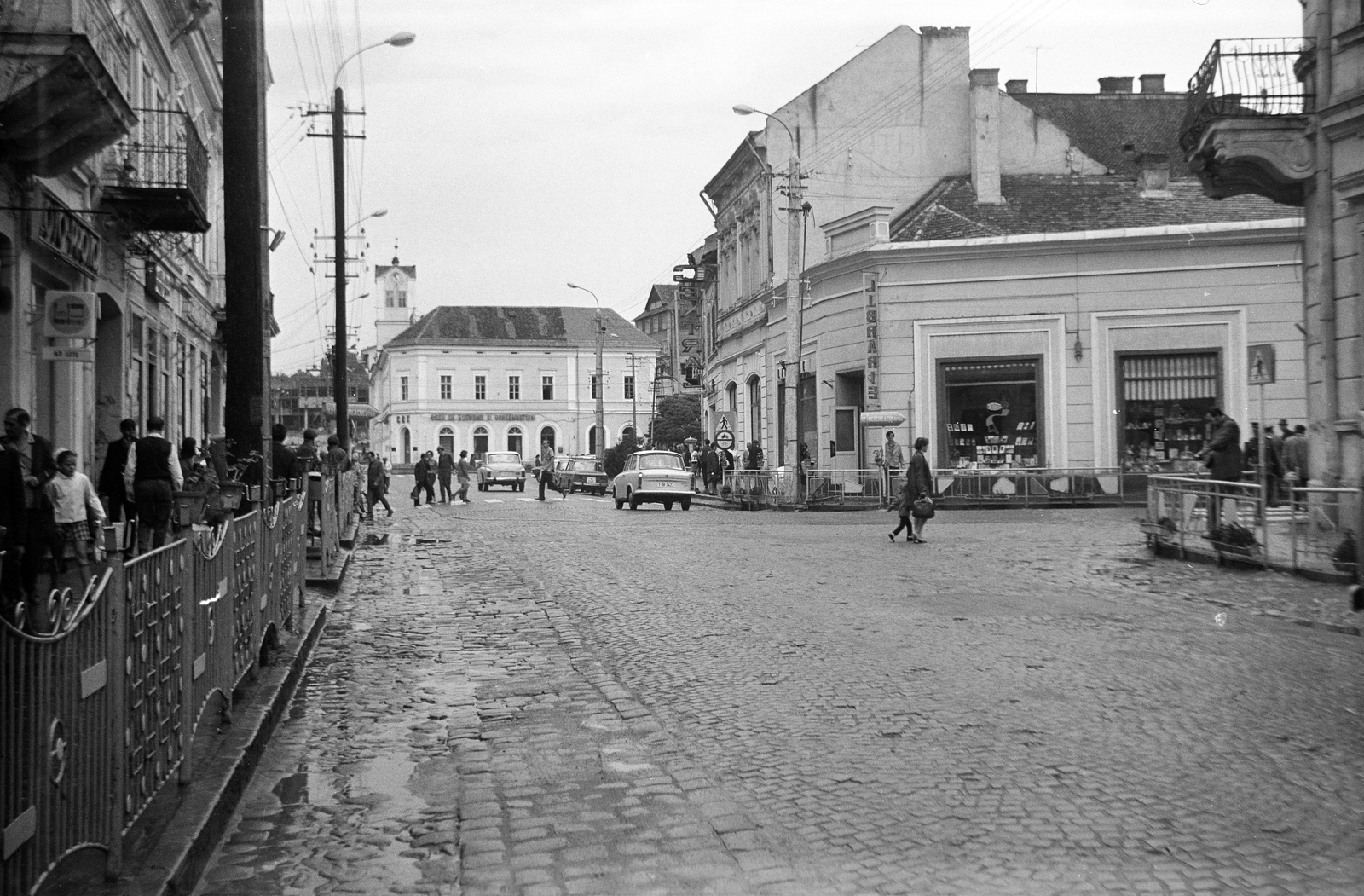 Romania,Transylvania, Seregélyes, Kossuth Lajos utca (strada 1 December 1918) a Szabadság tér (Piața Libertății) felé nézve, háttérben a Bazár (eredetileg Törvényszék) épülete., 1971, Tildy Istvánné, Fortepan #256647