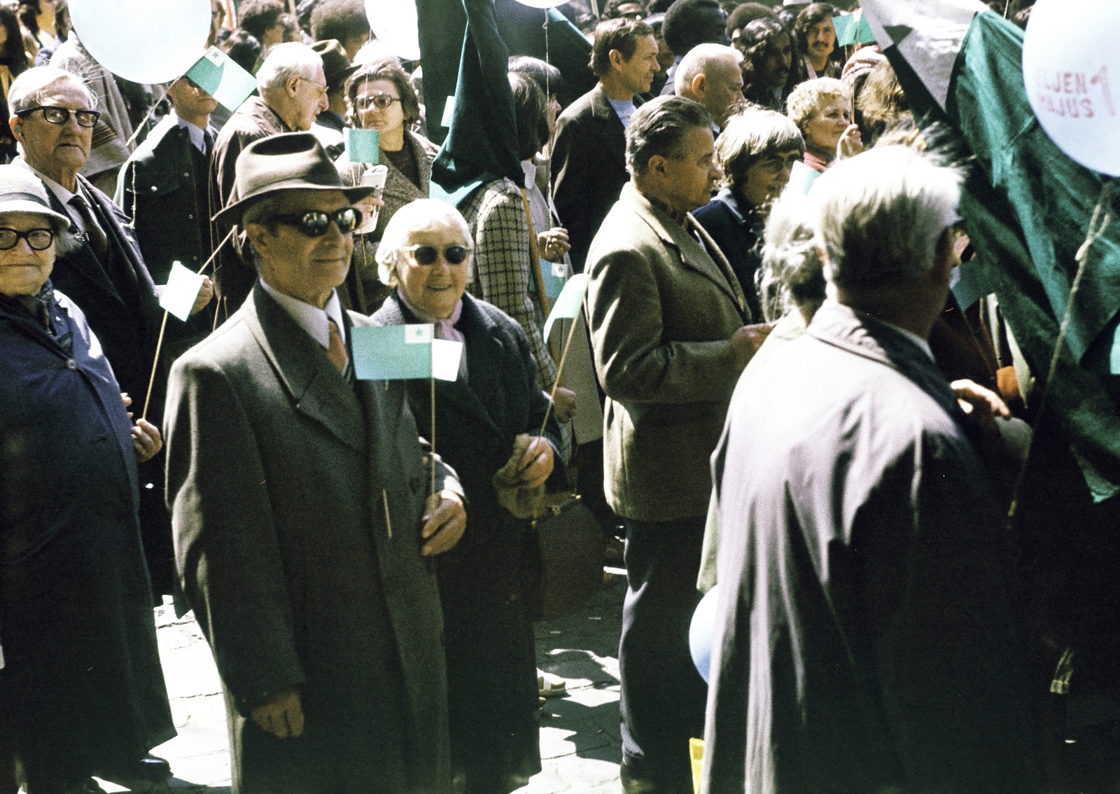 Hungary, Budapest XIV., május 1-i felvonulók., 1971, Tildy Istvánné, Budapest, colorful, shades, 1st of May parade, Fortepan #256649