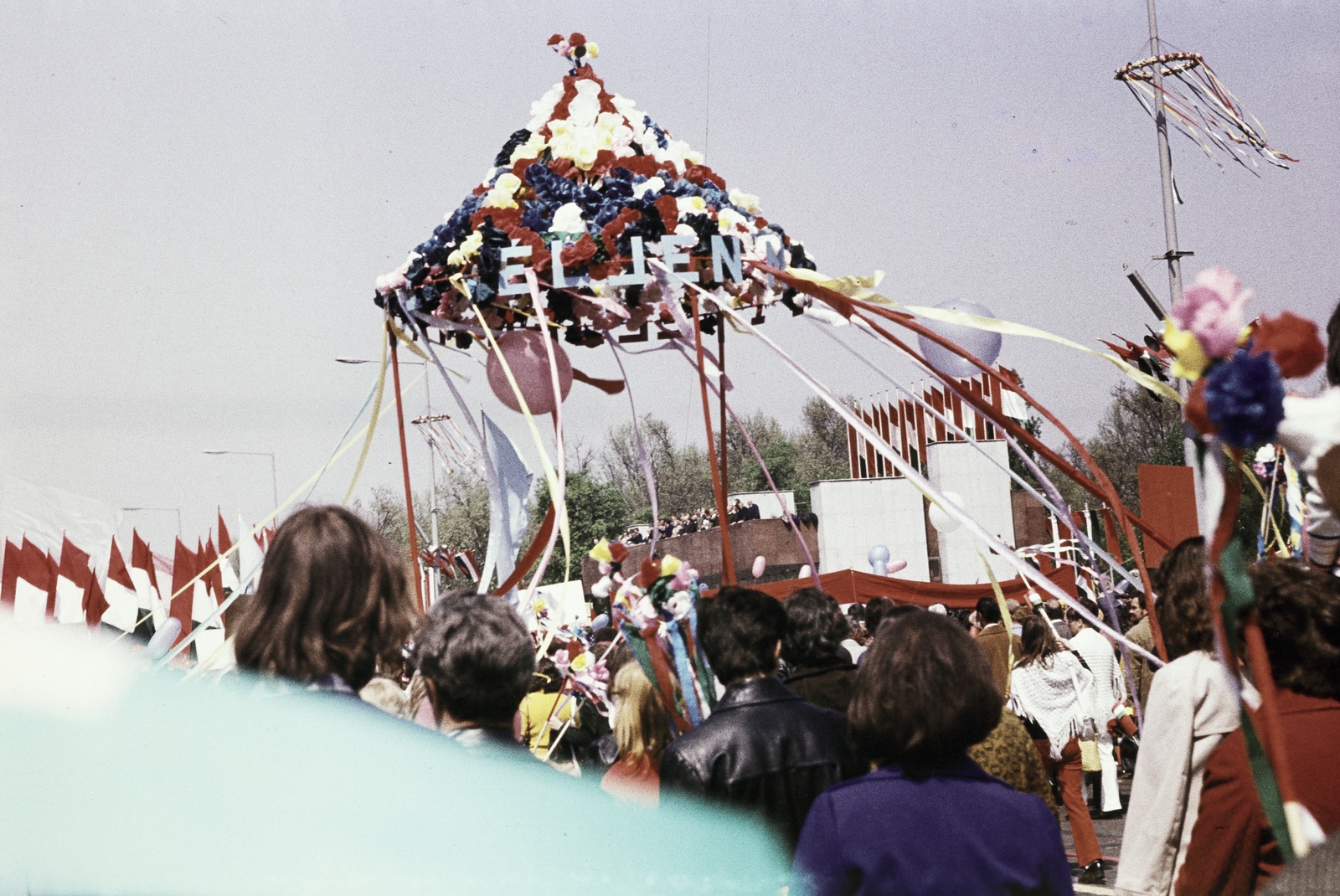 Hungary, Budapest XIV., Ötvenhatosok tere (Felvonulási tér), május 1-i felvonulás, jobbra a dísztribün., 1976, Tildy Istvánné, Budapest, colorful, 1st of May parade, maypole, Fortepan #256650