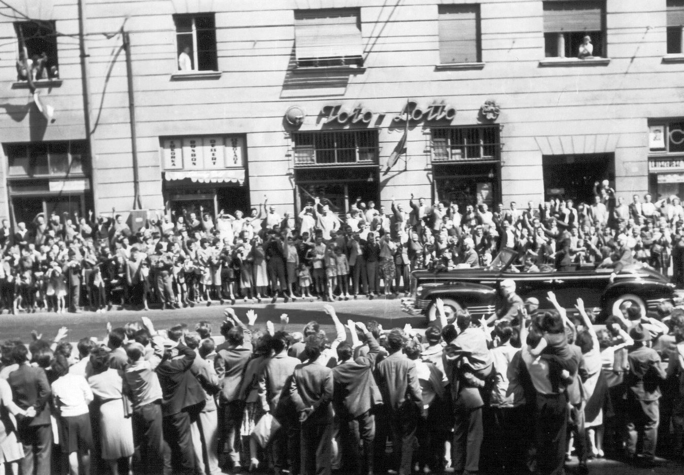 Magyarország, Budapest VIII., Üllői út 44., Jurij Gagarin fogadása., 1961, Ferencvárosi Helytörténeti Gyűjtemény, híres ember, tömeg, hullámzás, automobil, lottózó, ZISZ 115, Budapest, Fortepan #25666