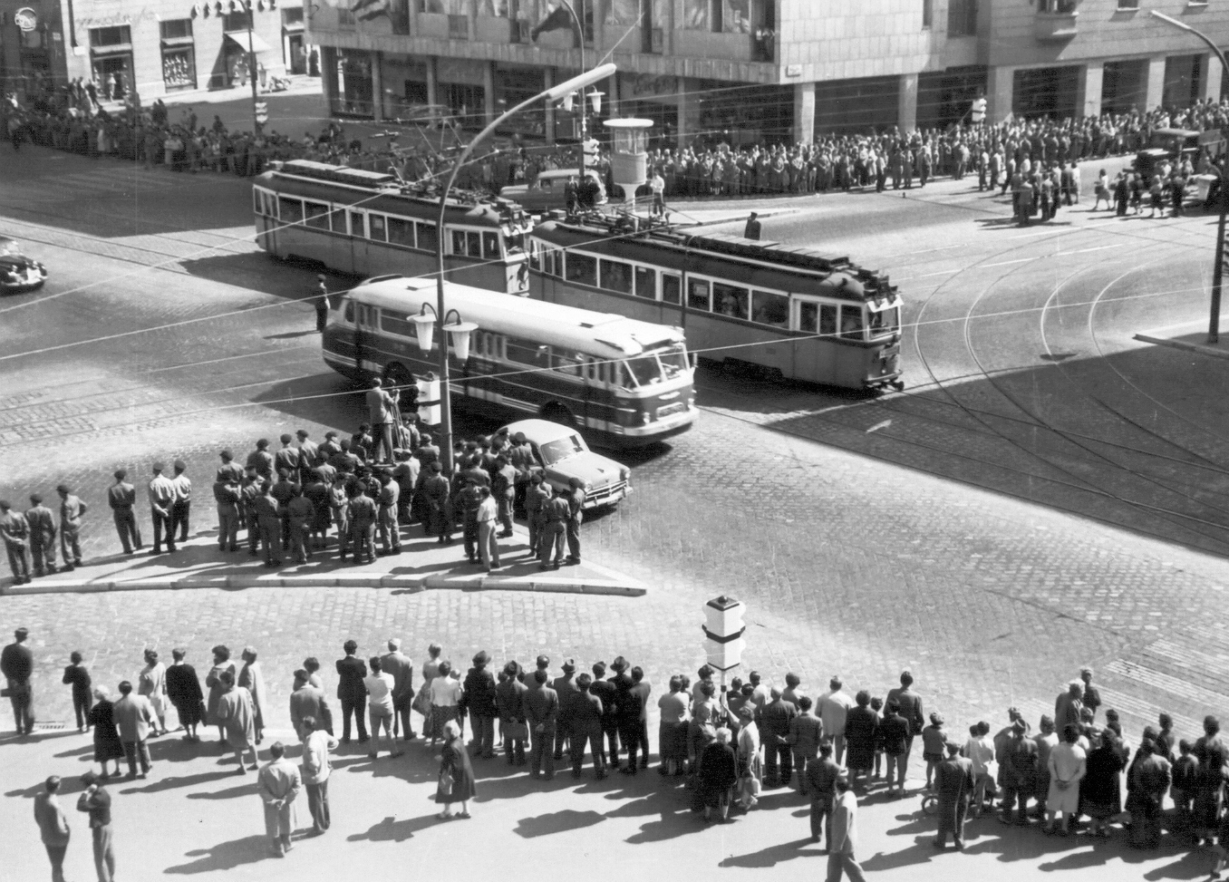 Hungary, Budapest VIII.,Budapest IX., Üllői út, Nagykörút kereszteződése, Jurij Gagarin fogadása., 1961, Ferencvárosi Helytörténeti Gyűjtemény, bus, Hungarian brand, Ikarus-brand, tram, automobile, Ganz-brand, Budapest, Fortepan #25667