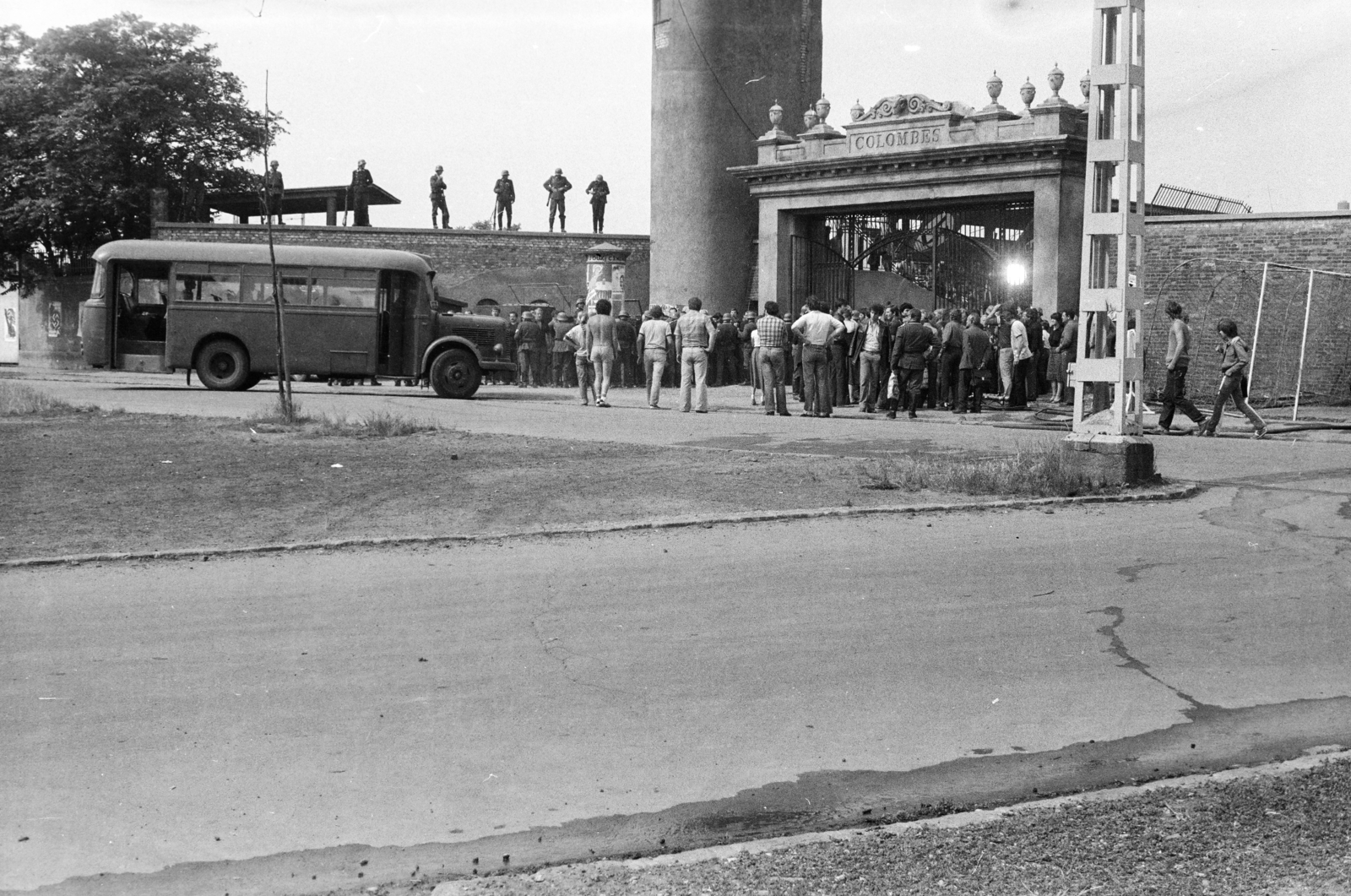 Hungary, Budapest VIII., MTK pálya Hungária körút felőli főkapuja a "Menekülés a győzelembe" című film forgatásakor., 1980, Tóth Katalin, Budapest, Fortepan #256691