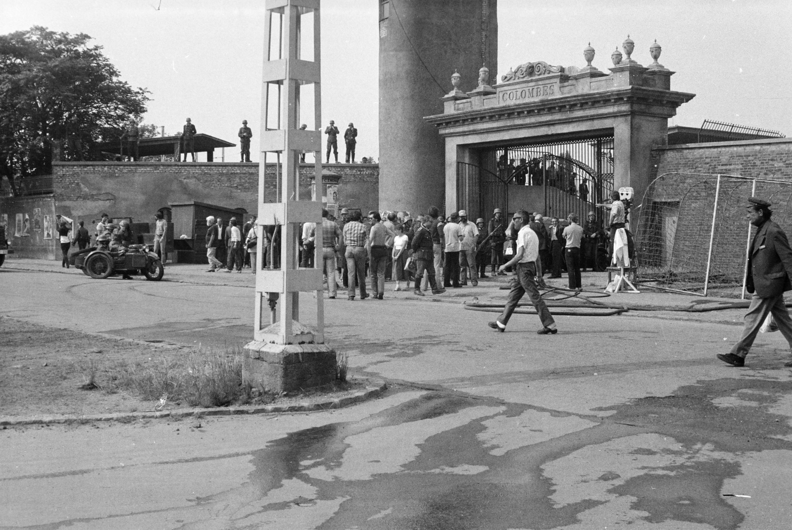 Magyarország, Budapest VIII., MTK pálya Hungária körút felőli főkapuja a "Menekülés a győzelembe" című film forgatásakor., 1980, Tóth Katalin, Budapest, Fortepan #256693