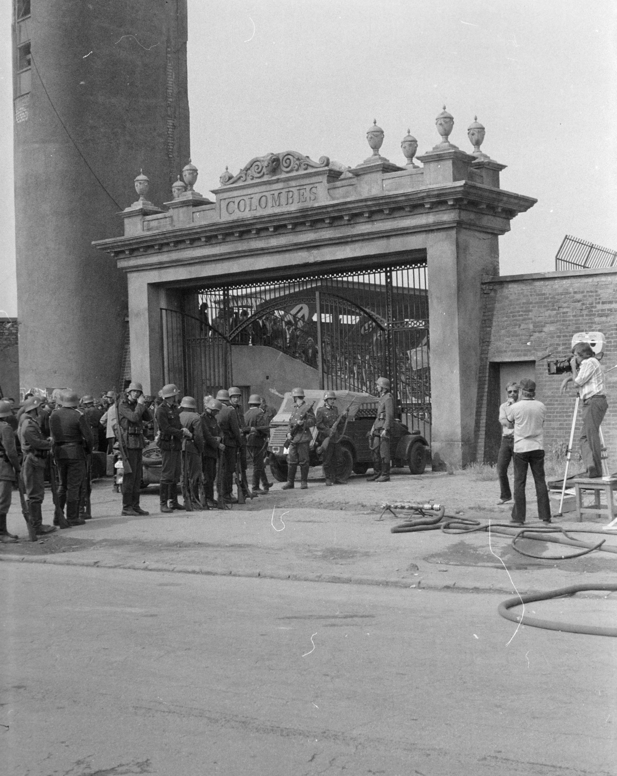 Magyarország, Budapest VIII., MTK pálya Hungária körút felőli főkapuja a "Menekülés a győzelembe" című film forgatásakor., 1980, Tóth Katalin, Budapest, Fortepan #256694